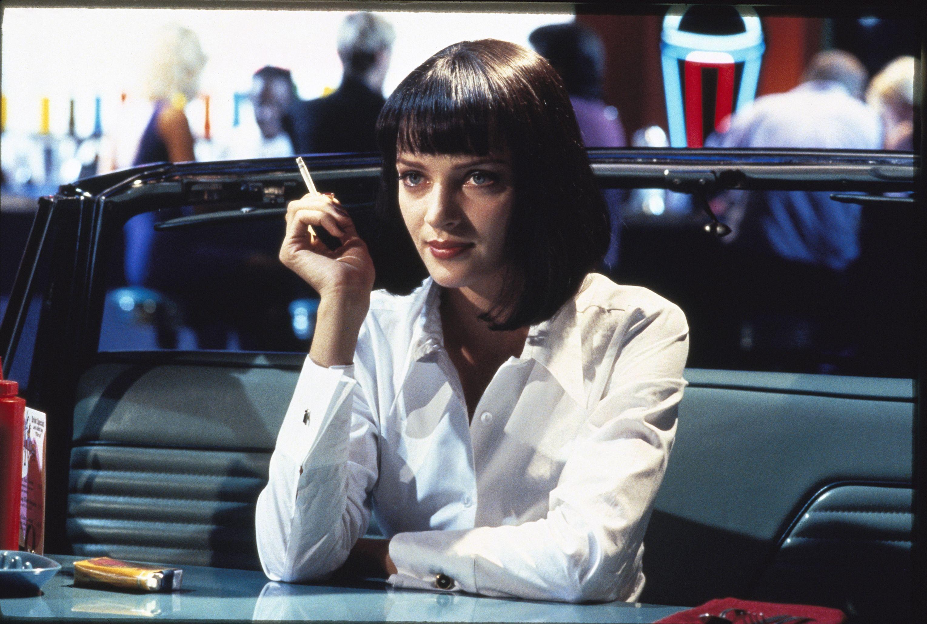 Mia Wallace, Uma Thurman, Jack Rabbit Slim's, Zigarette, Weiße Bluse, Filmszene, 2K-Hintergrundbild