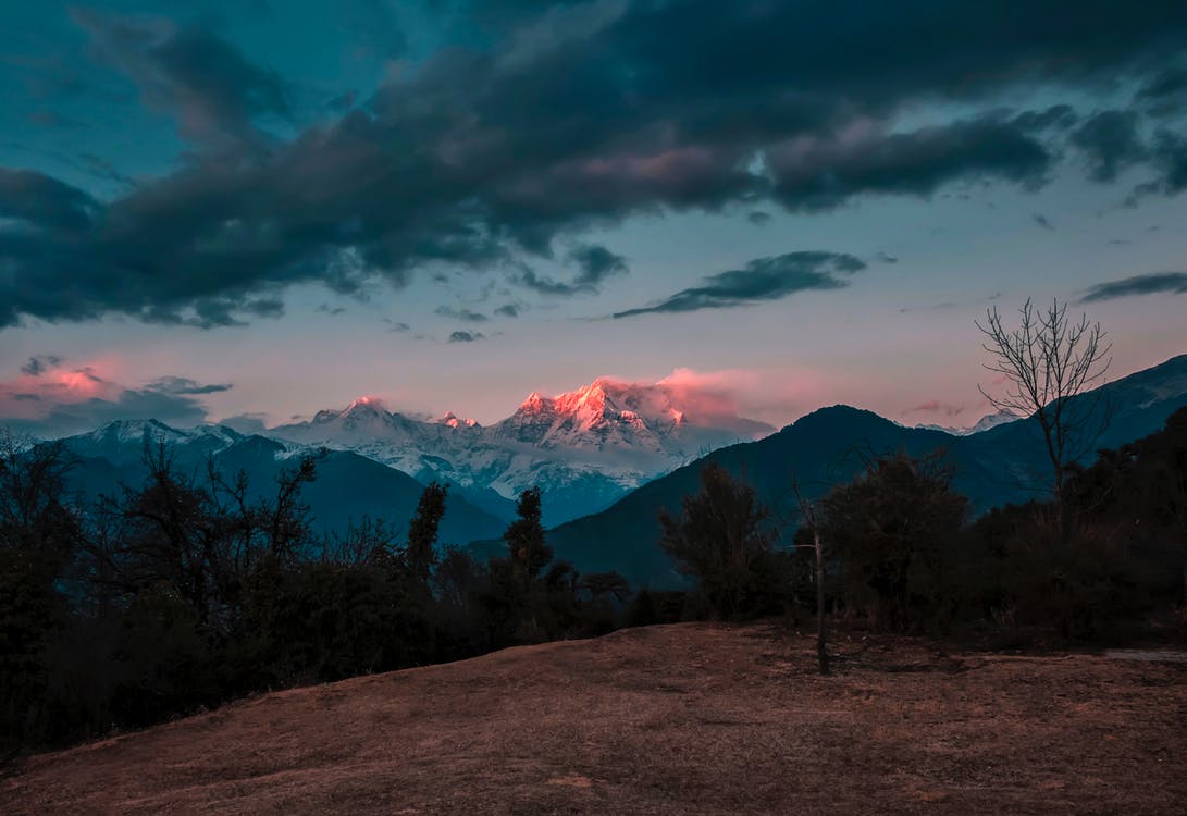 Bergkette, Abendhimmel, Wolken, Wald, Dämmerung, Hintergrundbild