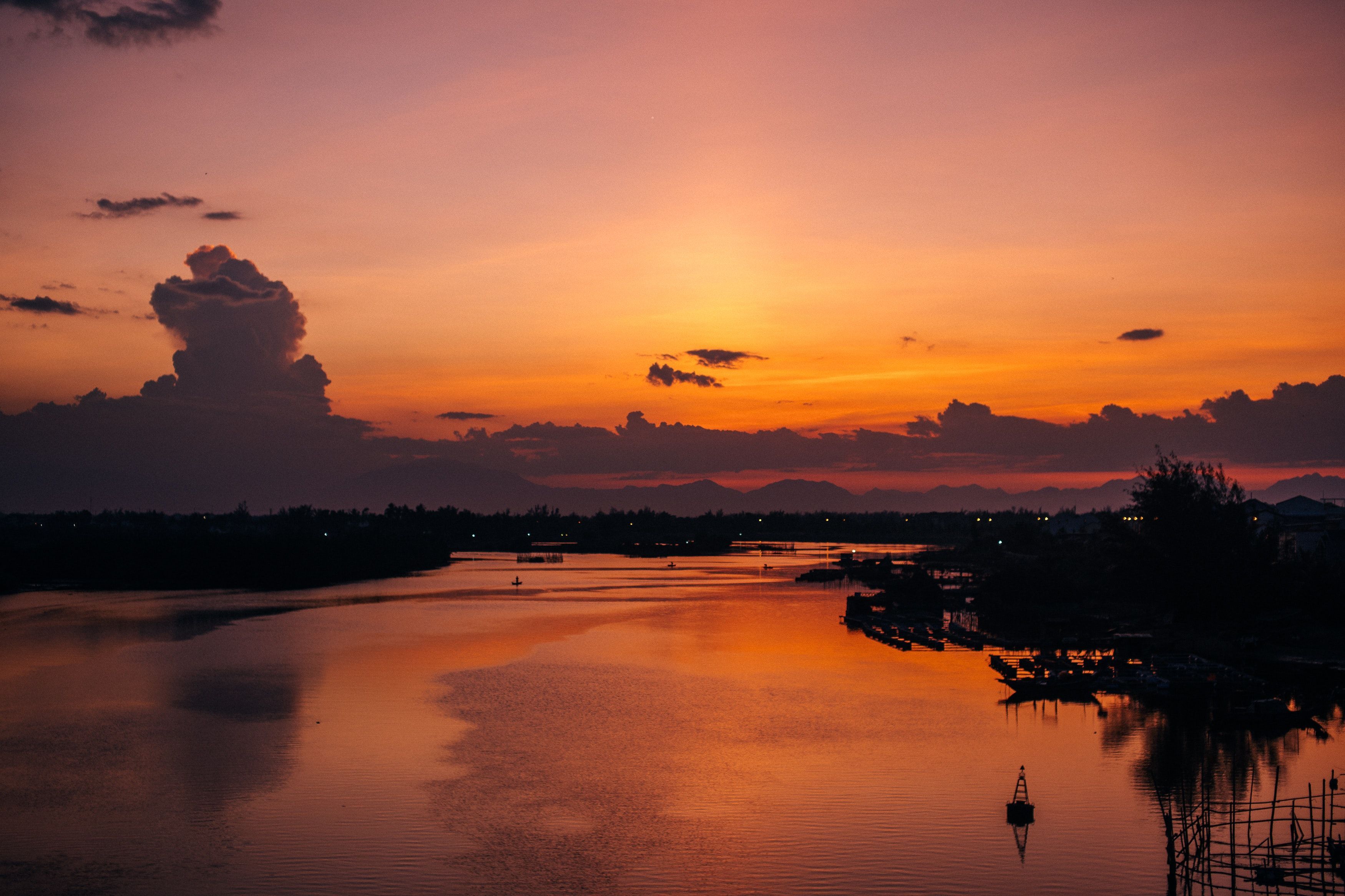 Sonnenuntergang, Fluss, Orange, Wolken, Silhouette, 2K, Hintergrund für den Desktop