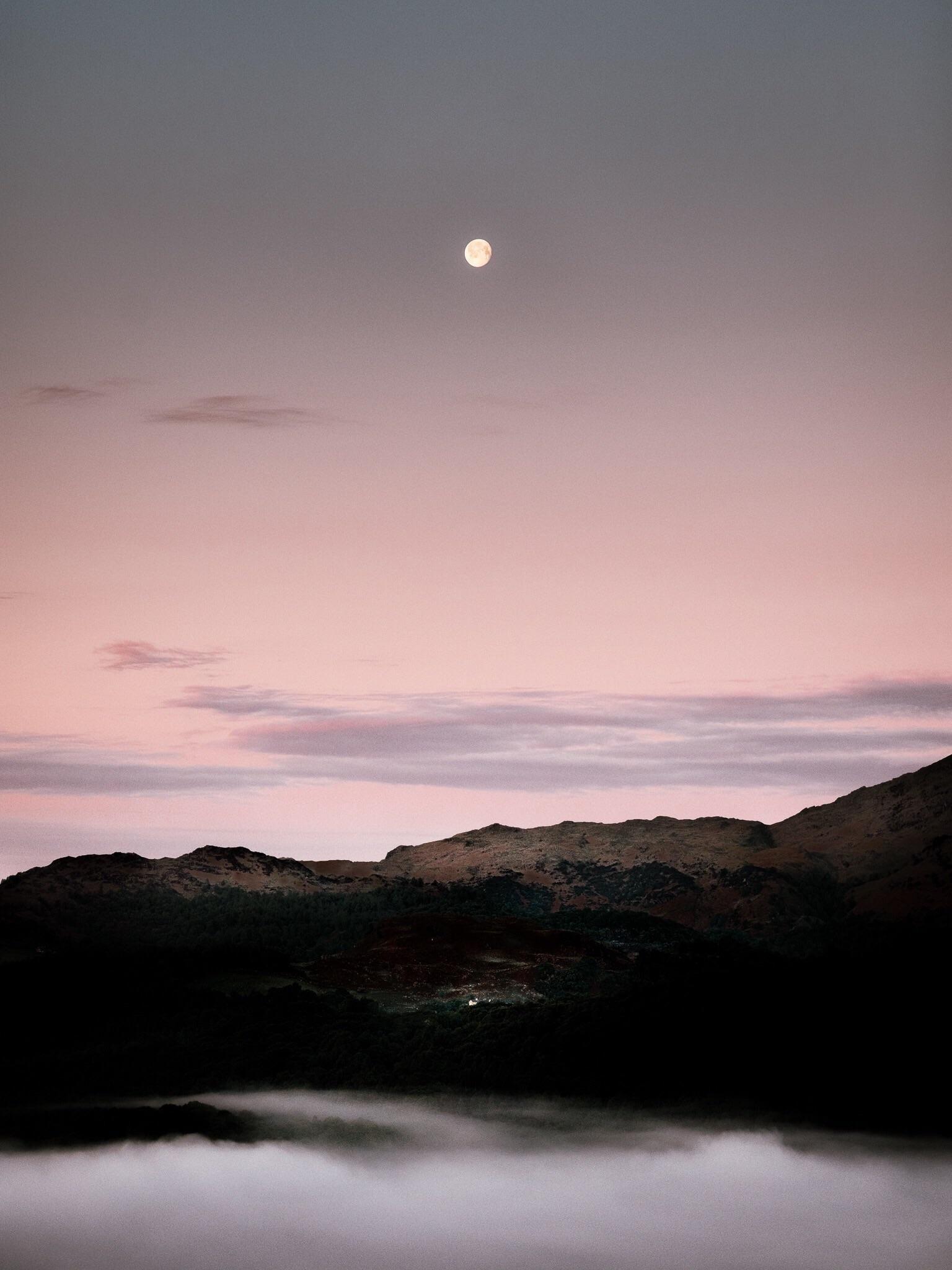 Berge, Mond, Dämmerung, Nebel, Minimalistisch, iPad-Pro-Hintergrundbild