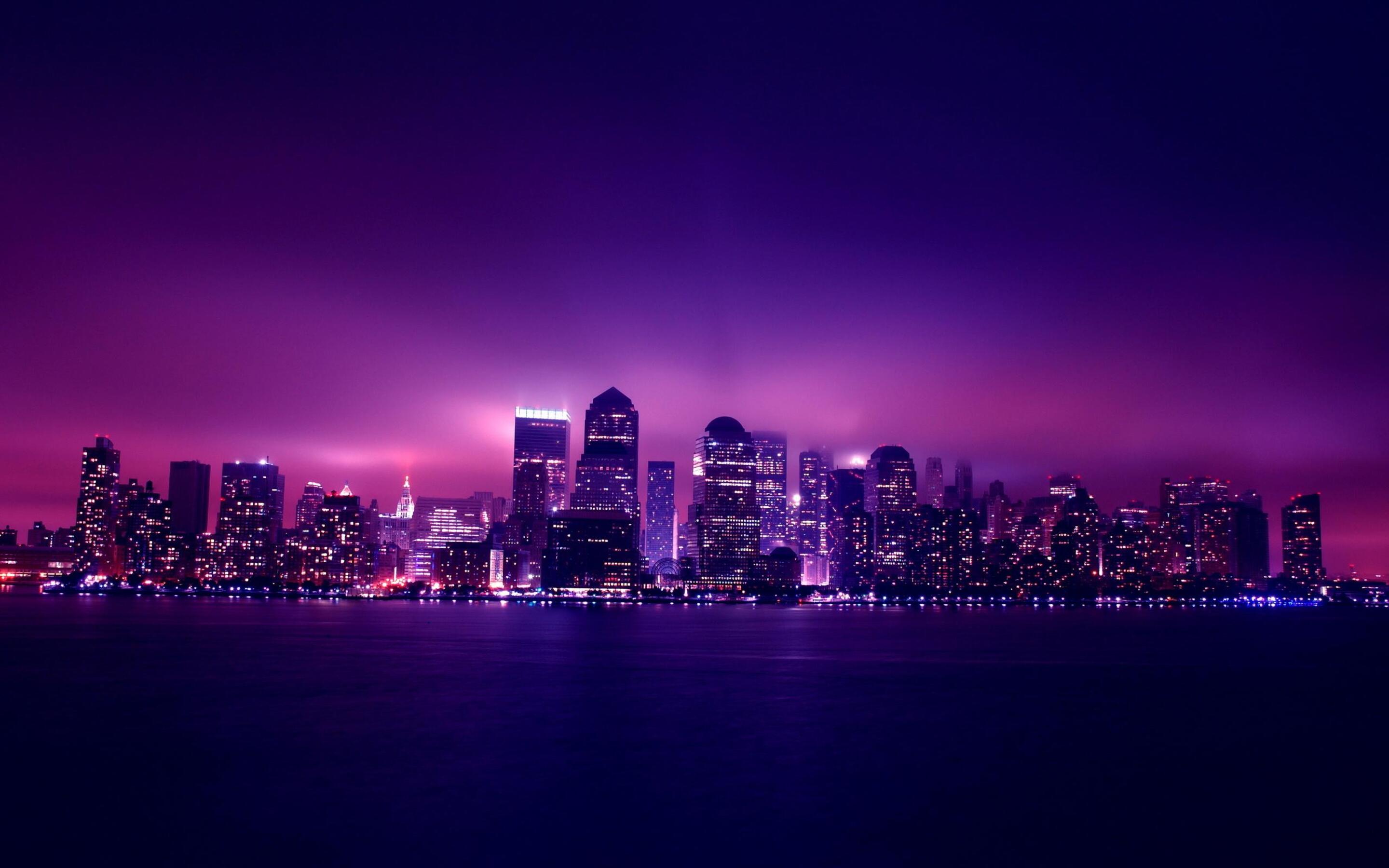 Skyline, Nachtstadt, Wolkenkratzer, Lila Licht, Wasser, Neon, 2K, Laptop-Hintergrundbild