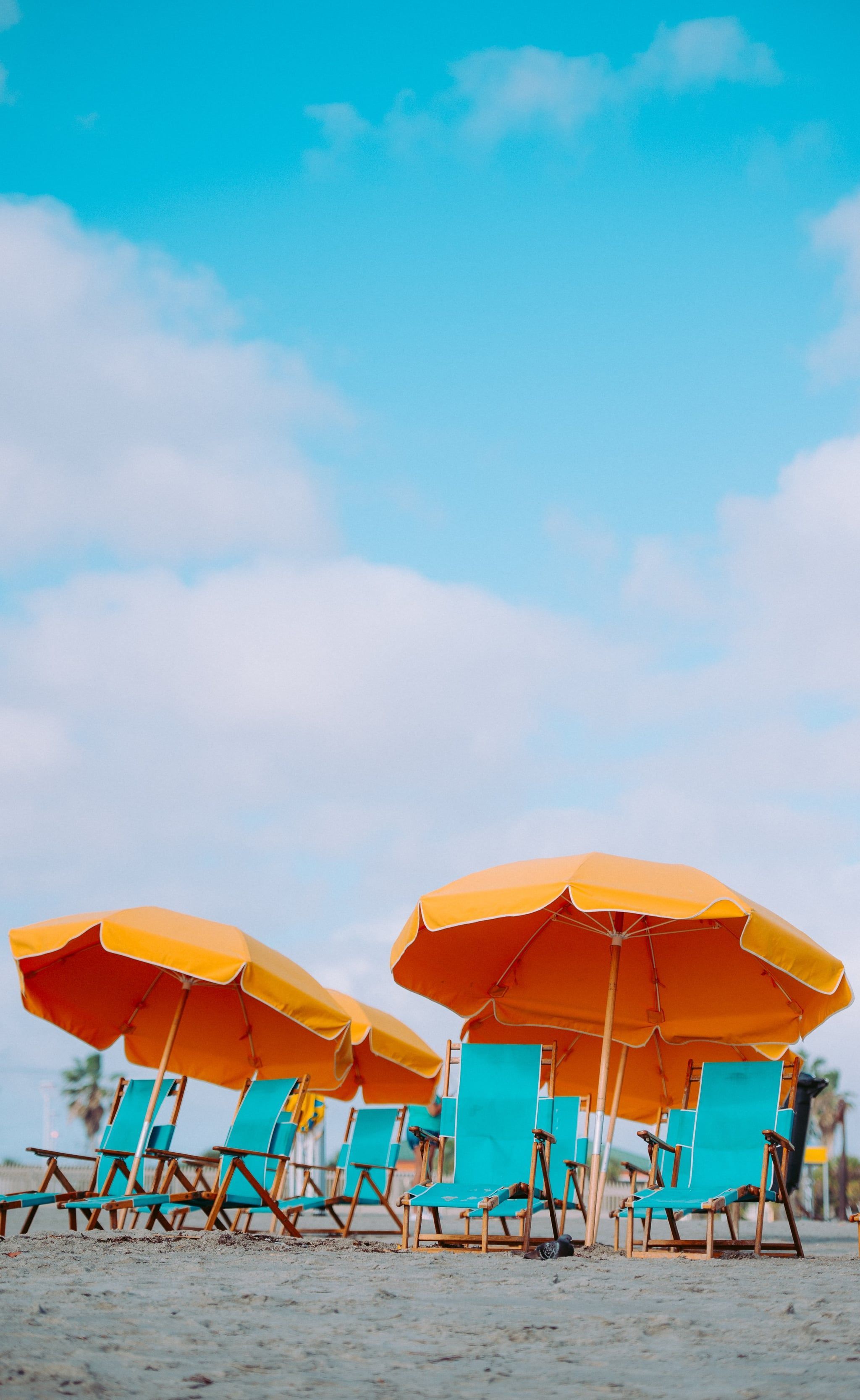 Sonnenschirme, Liegestühle, Strand, Blauer Himmel, Orange, Hintergrundbild fürs Handy