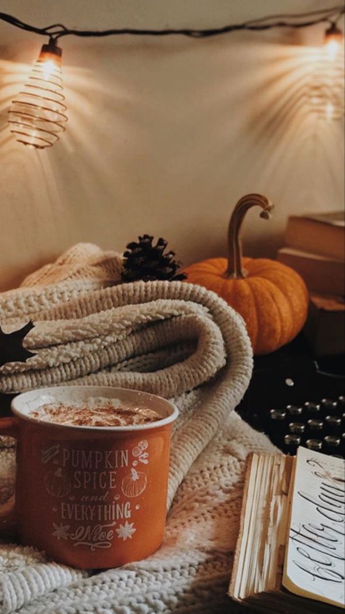 Kürbis, Strickdecke, Kaffee, Lichterkette, Gemütlich, Hintergrundbild für iPhone und Android