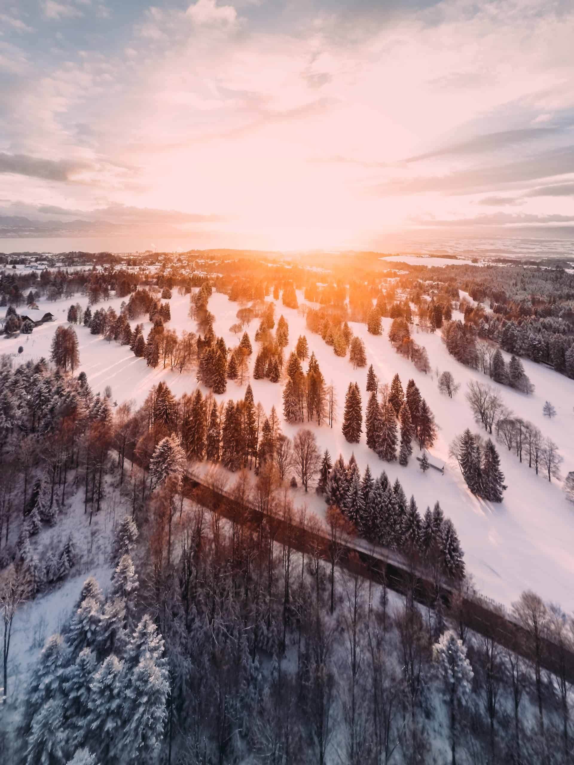 Luftaufnahme, Verschneiter Wald, Sonnenuntergang, Hügel, QHD+, Tablet-Hintergrund