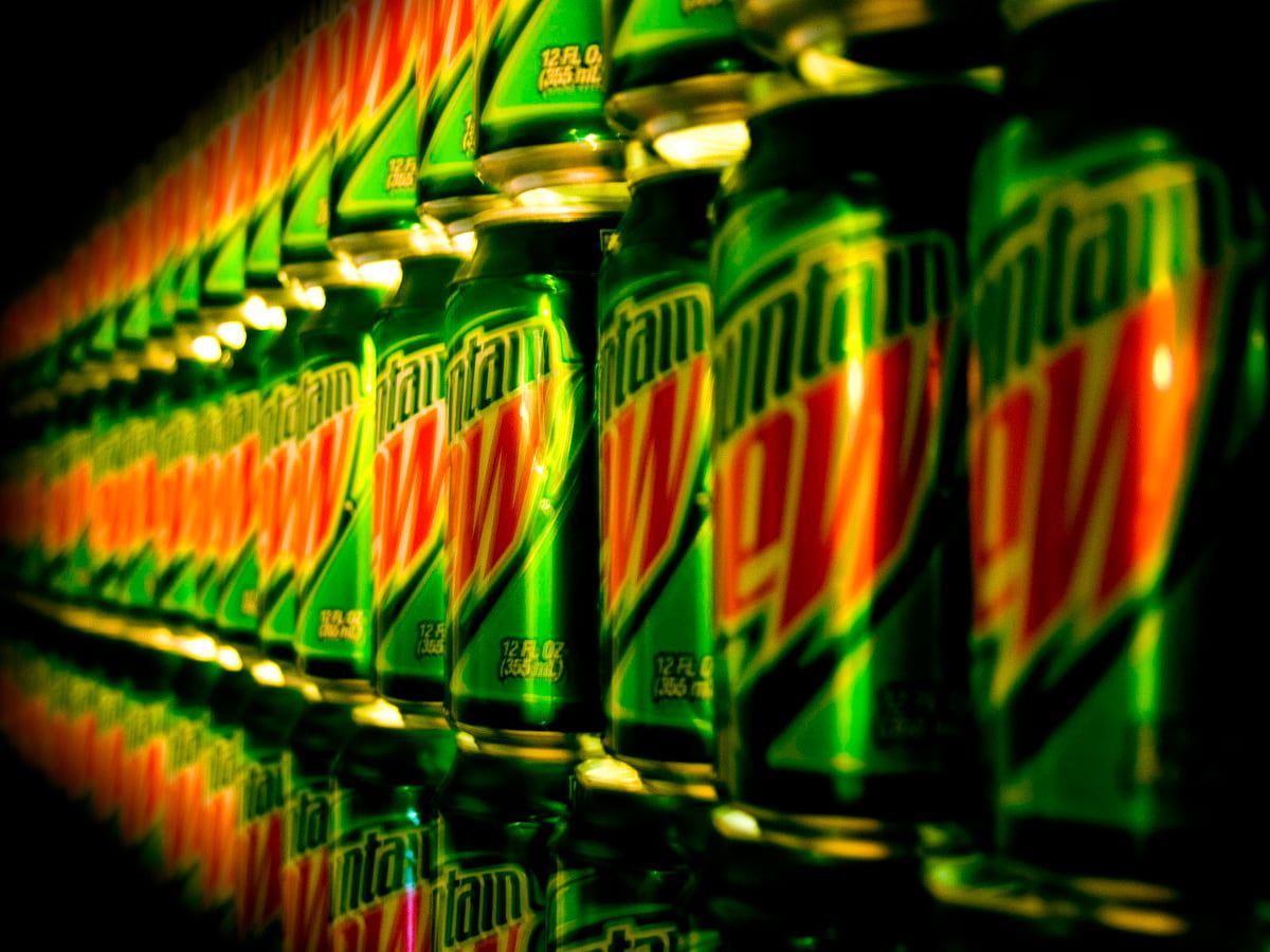 Mountain Dew, Getränkedosen, Reihe, Grün, Schwarzer Hintergrund, Wallpaper