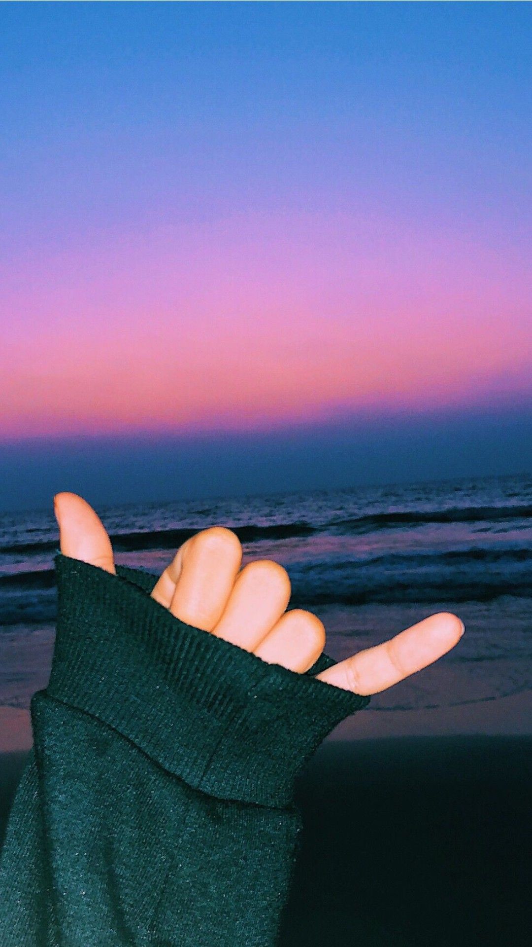Hand, Shaka-Geste, Sonnenuntergang, Meer, Lila Himmel, Full HD, Handy-Hintergrund im Hochformat