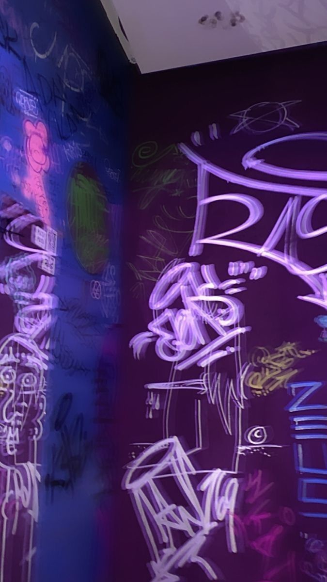 Tags, Lila Licht, Neonlicht, Wandecke, Schriftzüge, Nacht, Sperrbildschirm fürs iPhone