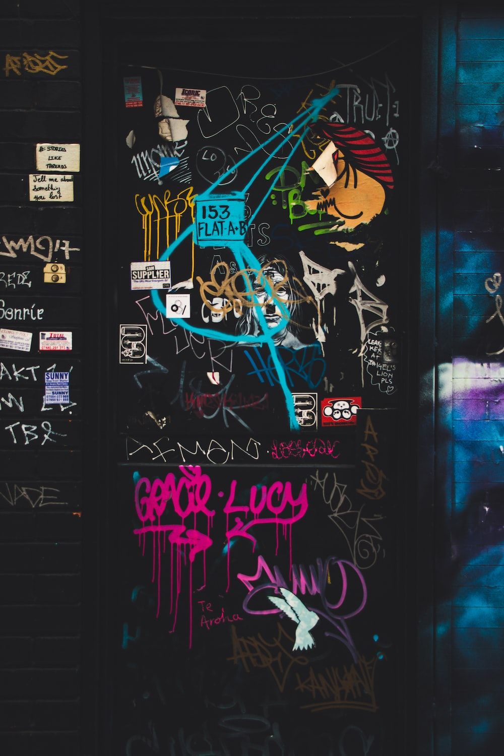 Schwarze Wand, Tags, Aufkleber, Rosa Schrift, Dunkel, HD, Handy-Hintergrund im Hochformat