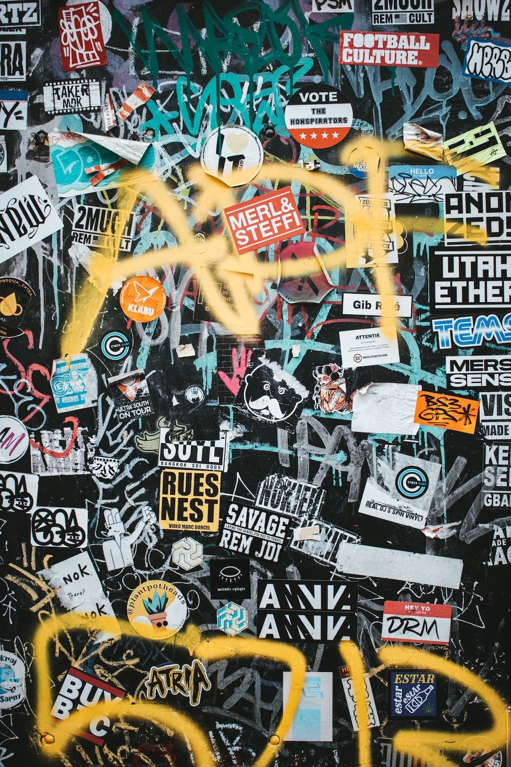 Sticker, Aufkleber-Collage, Gelbe Tags, Schwarz-Weiß, Streetart, HD, iPhone-Hintergrundbild