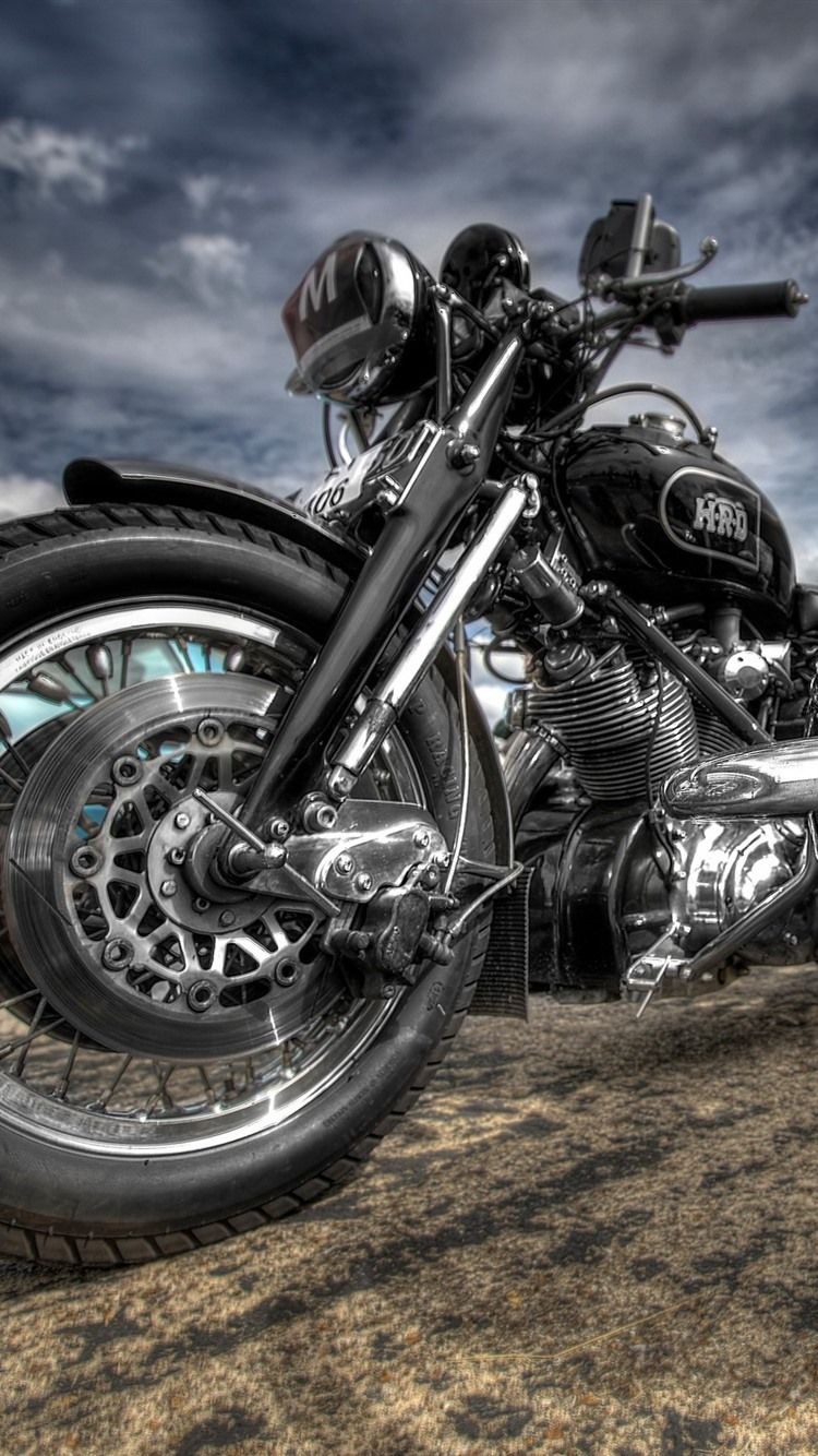 Motorrad, Chopper, Gewitterhimmel, Schwarz-Weiß, Chrom, HD, Handy-Hintergrund im Hochformat