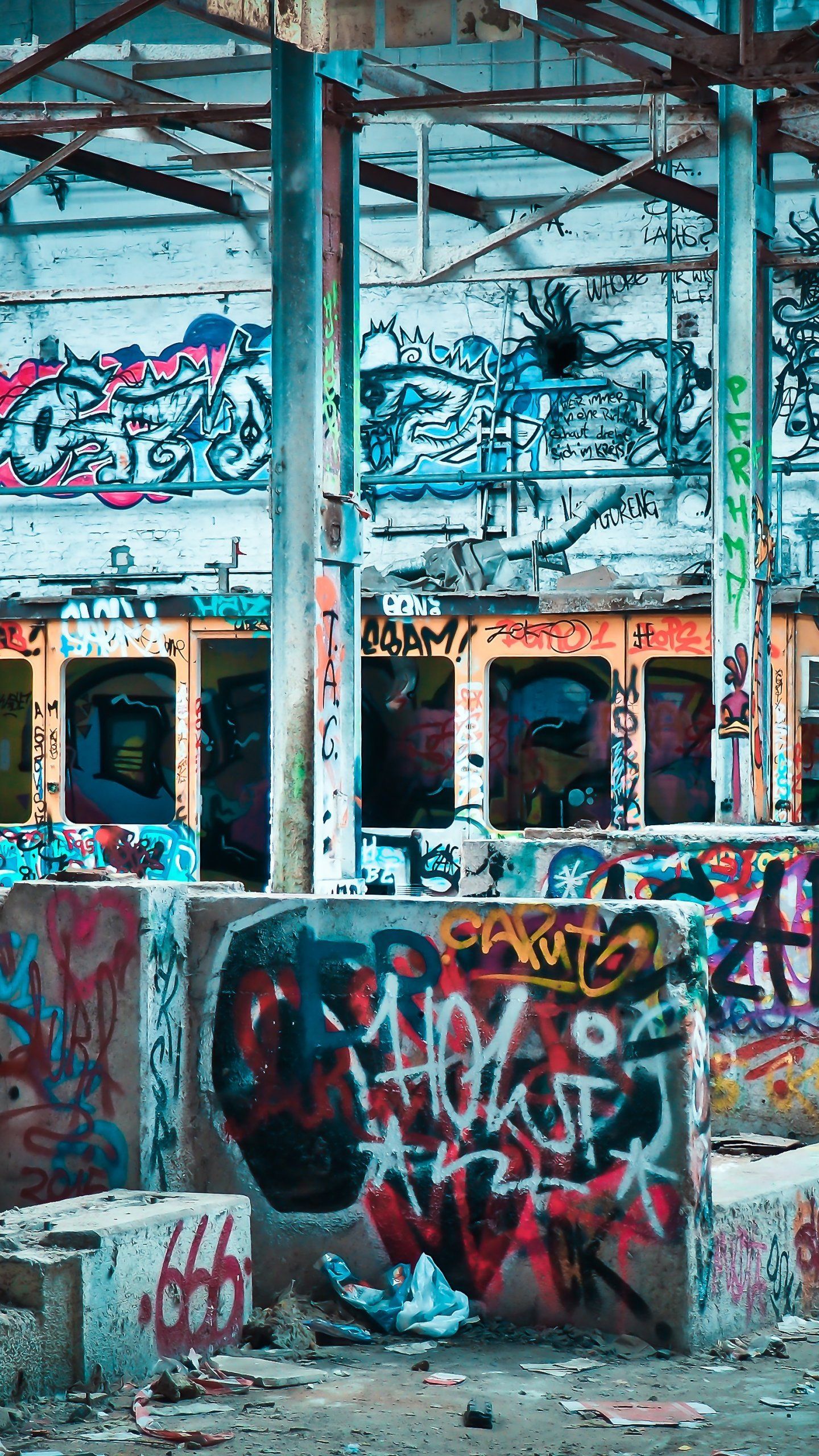 Verlassene Fabrik, Lost Place, Industriehalle, Bemalte Wände, Türkis, QHD+, Handy-Hintergrund