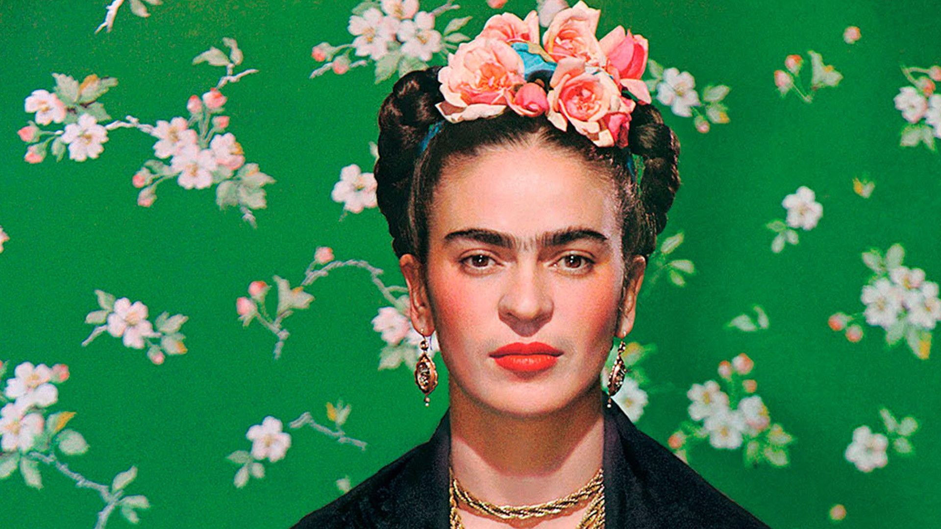 Frida Kahlo, Porträt, Blumenkranz, Grüner Hintergrund, Blüten, Mexiko, Full HD Wallpaper