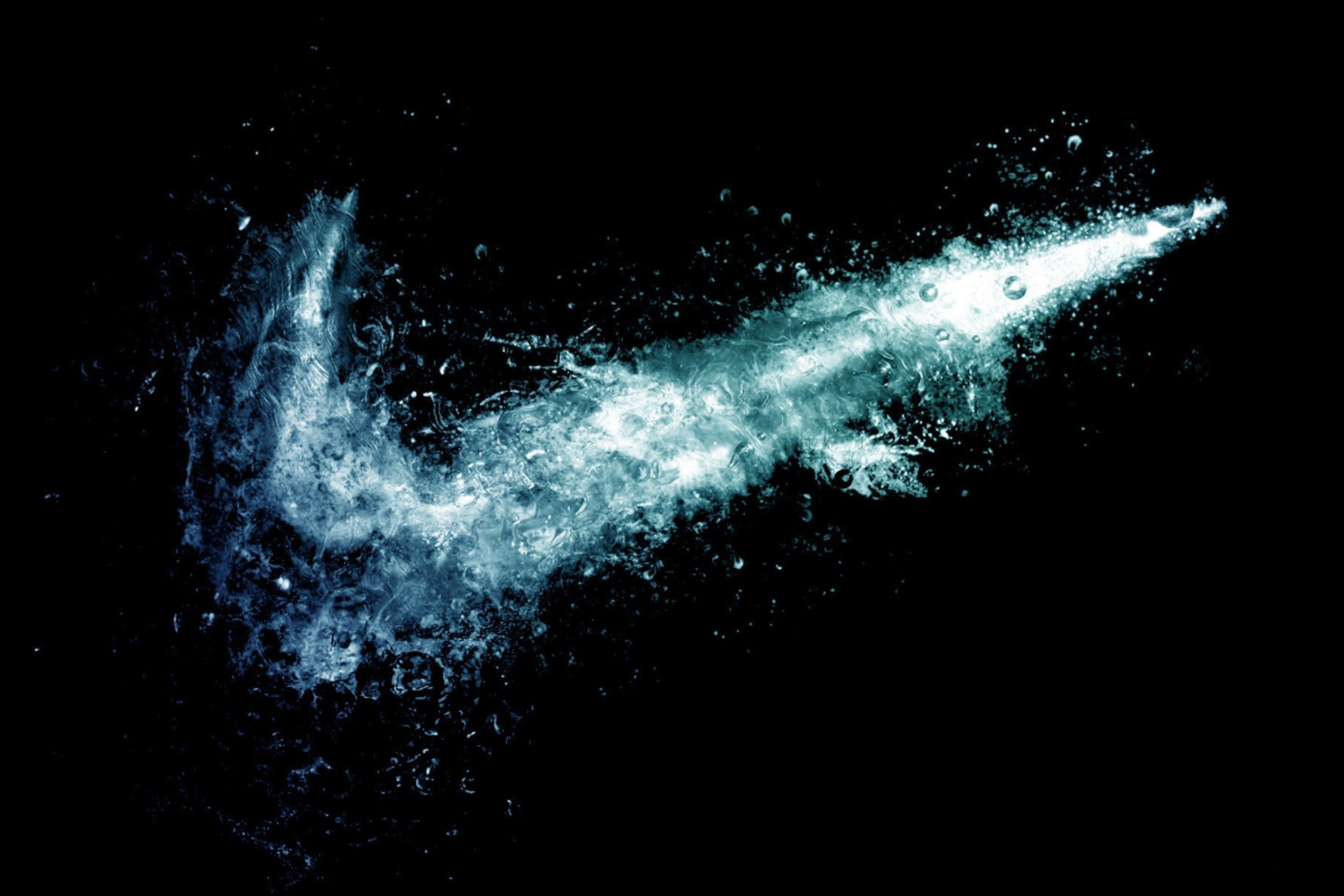 Nike, Nike-Logo, Swoosh, Wasserspritzer, Schwarzer Hintergrund, 2K Wallpaper