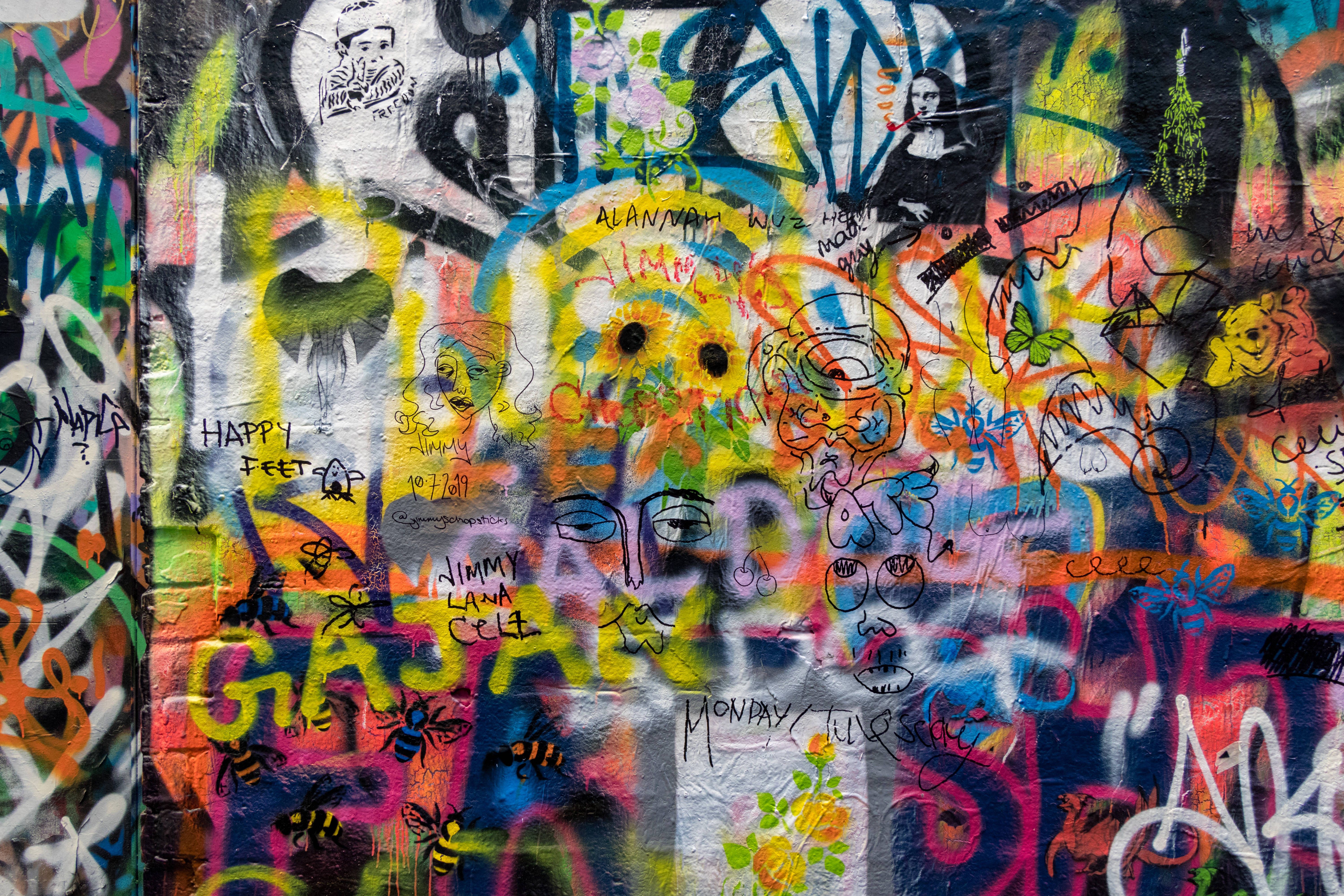 Tags, Bunte Wand, Schriftzüge, Gelb, Streetart, 6K, Hintergrund für den Desktop