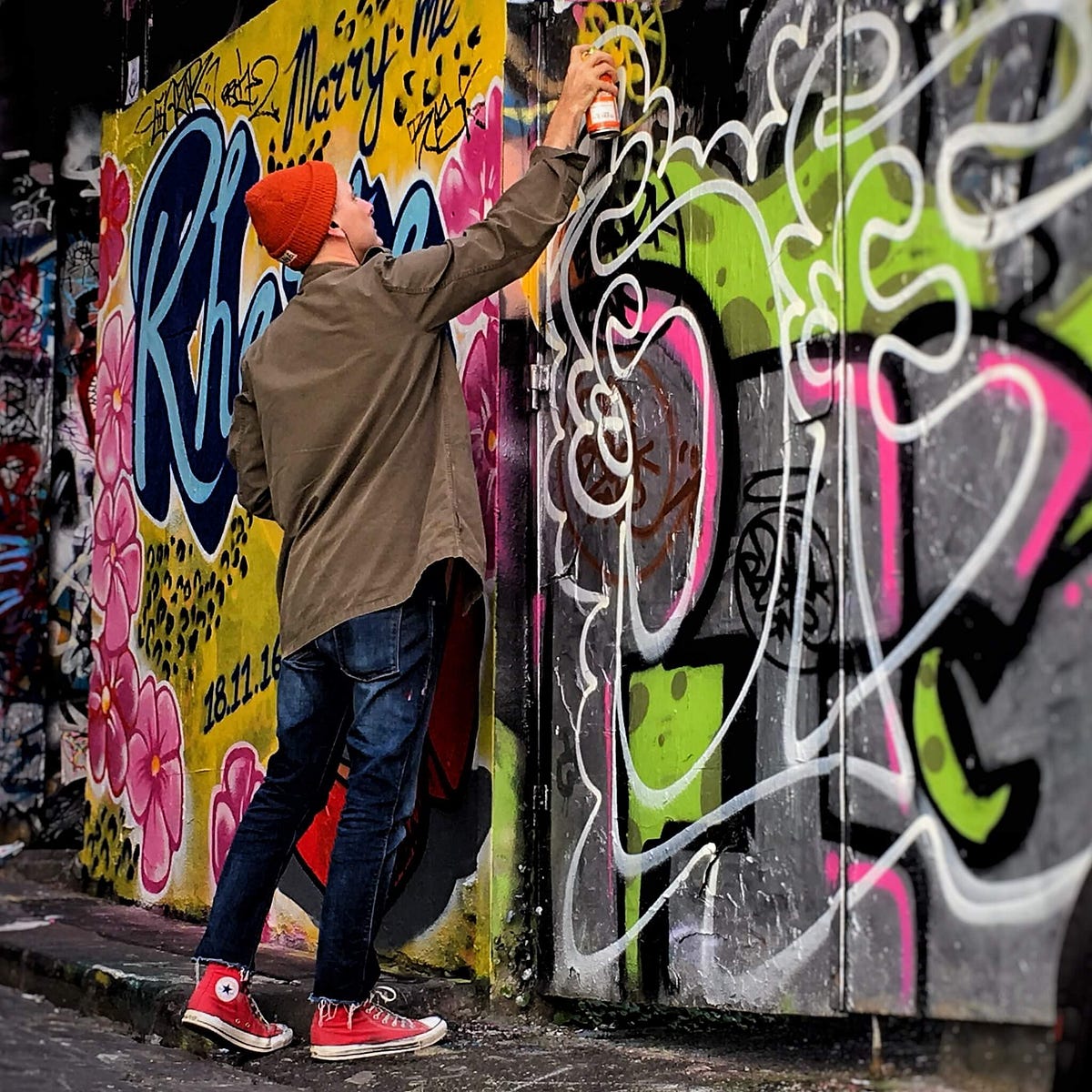 Sprayer, Spraydose, Bemalte Wand, Streetart, Mann, Hintergrundbild für iPad und Tablet