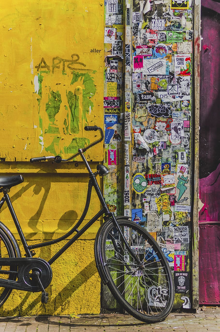 Fahrrad, Gelbe Wand, Aufkleber, Tür, Stadt, HD, Handy-Hintergrund im Hochformat
