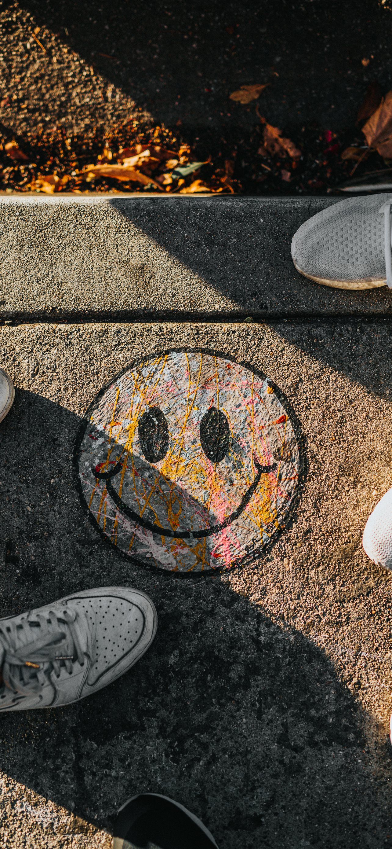 Smiley, Gehweg, Schuhe, Gelb, Draufsicht, Full HD, Hintergrundbild fürs Handy