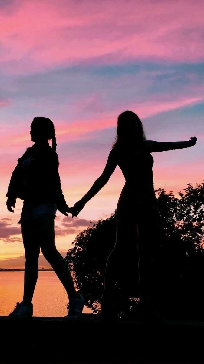 Freundinnen, Silhouetten, Händchenhalten, Sonnenuntergang, Hintergrundbild fürs Handy