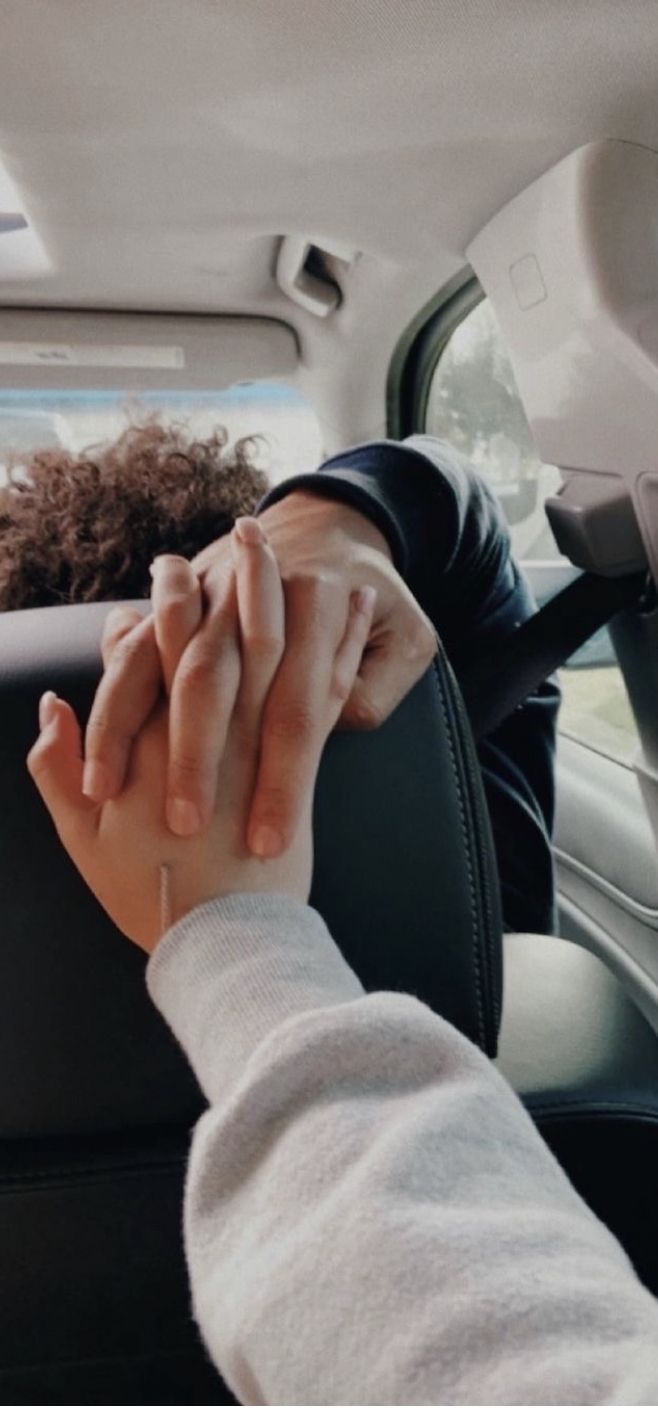 Händchenhalten, Auto, Autofahrt, Liebe, Nahaufnahme, Hochformat, Hintergrundbild fürs Smartphone