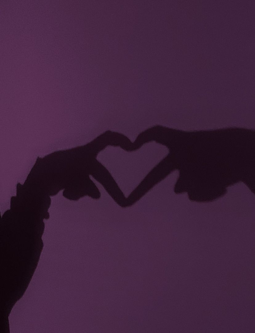 Herzschatten, Hände, Lila, Schattenspiel, Romantik, HD, Hintergrundbild fürs Tablet