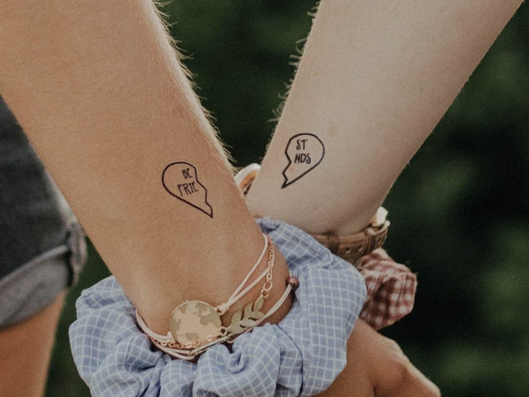 Partner-Tattoos, Herz, Armbänder, Handgelenke, Hintergrundbild für iPad und Tablet