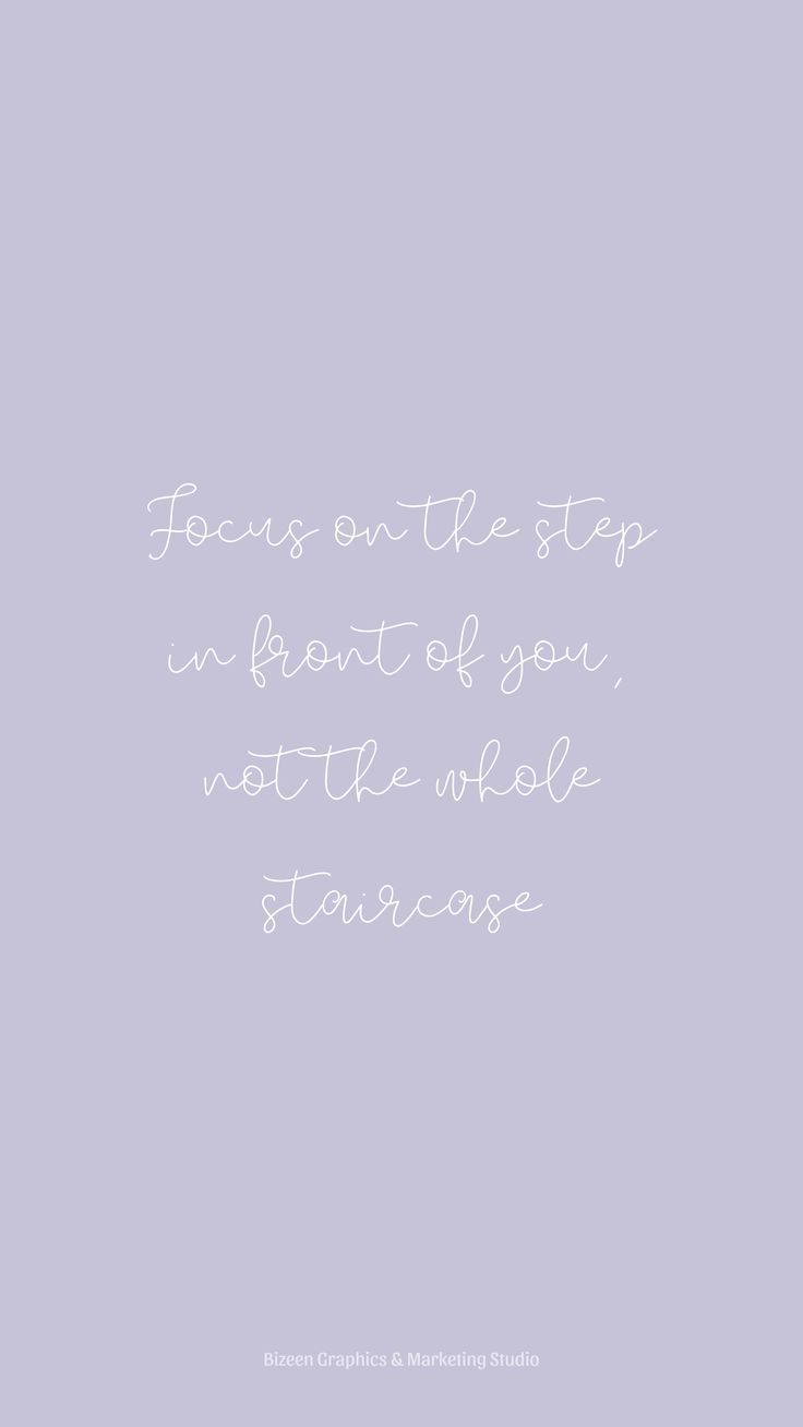 Motivationsspruch, Focus on the Step in Front of You, Flieder, Handschrift, Minimalismus, Handy-Hintergrund