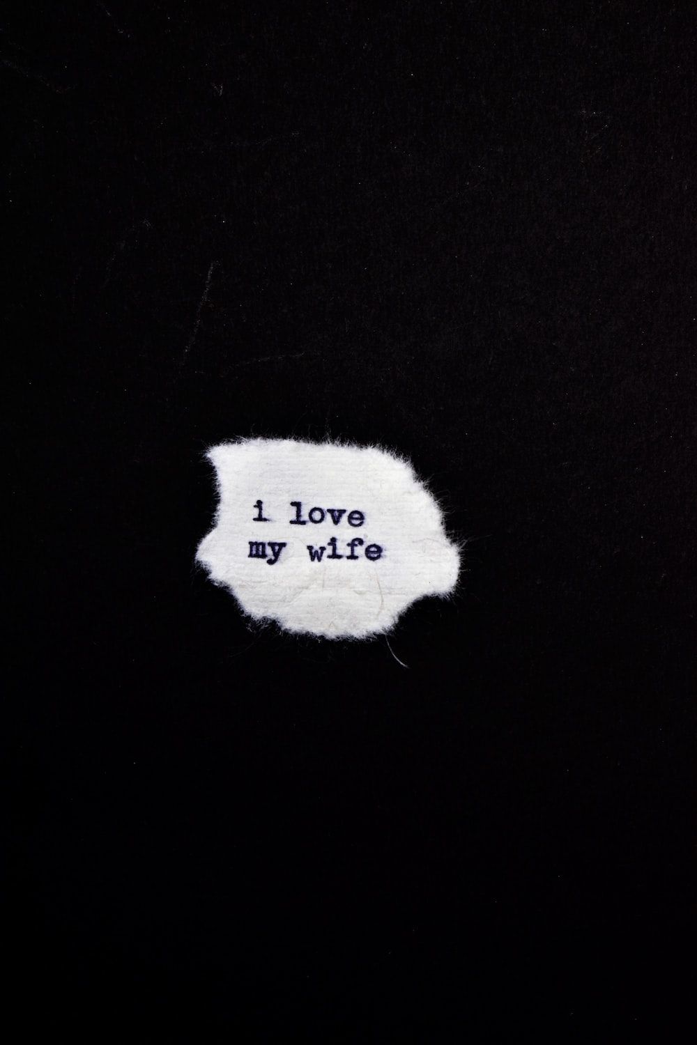 I Love My Wife, Papierschnipsel, Schwarzer Hintergrund, Schreibmaschinenschrift, Minimalistisch, Sperrbildschirm
