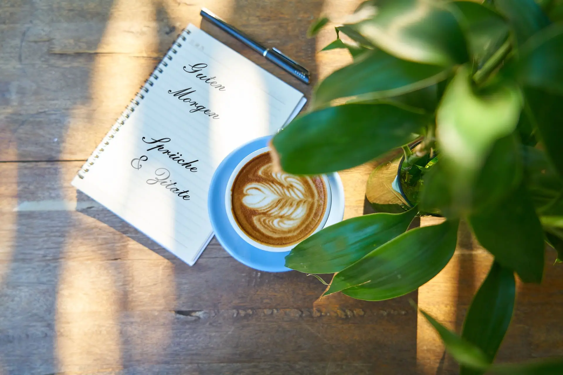Guten Morgen, Sprüche & Zitate, Latte Art, Notizbuch, Pflanze, Holztisch, Full-HD-Hintergrundbild für PC