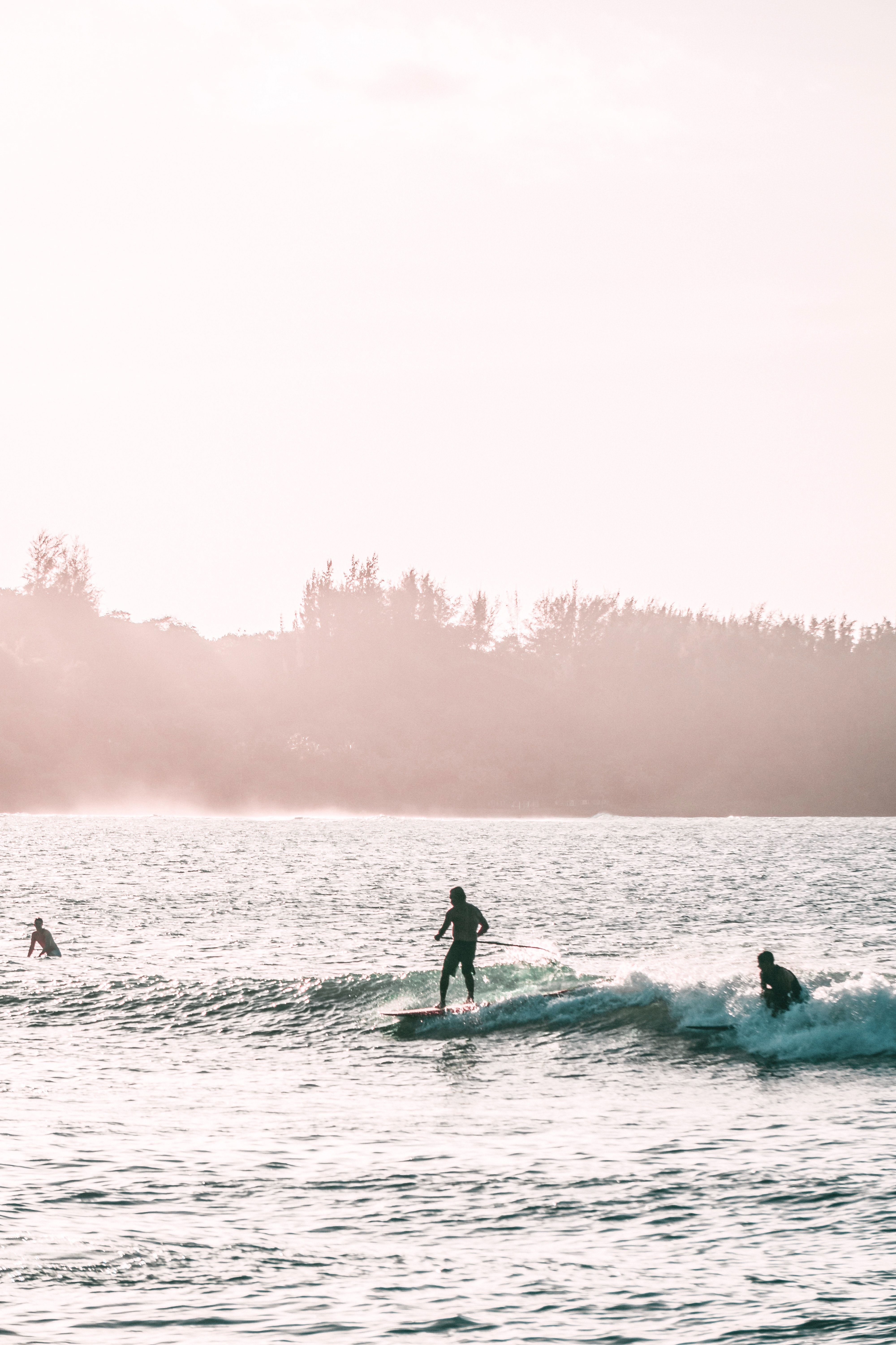 Surfer, Meer, Wellen, Pastell, QHD+, Handy-Hintergrund im Hochformat
