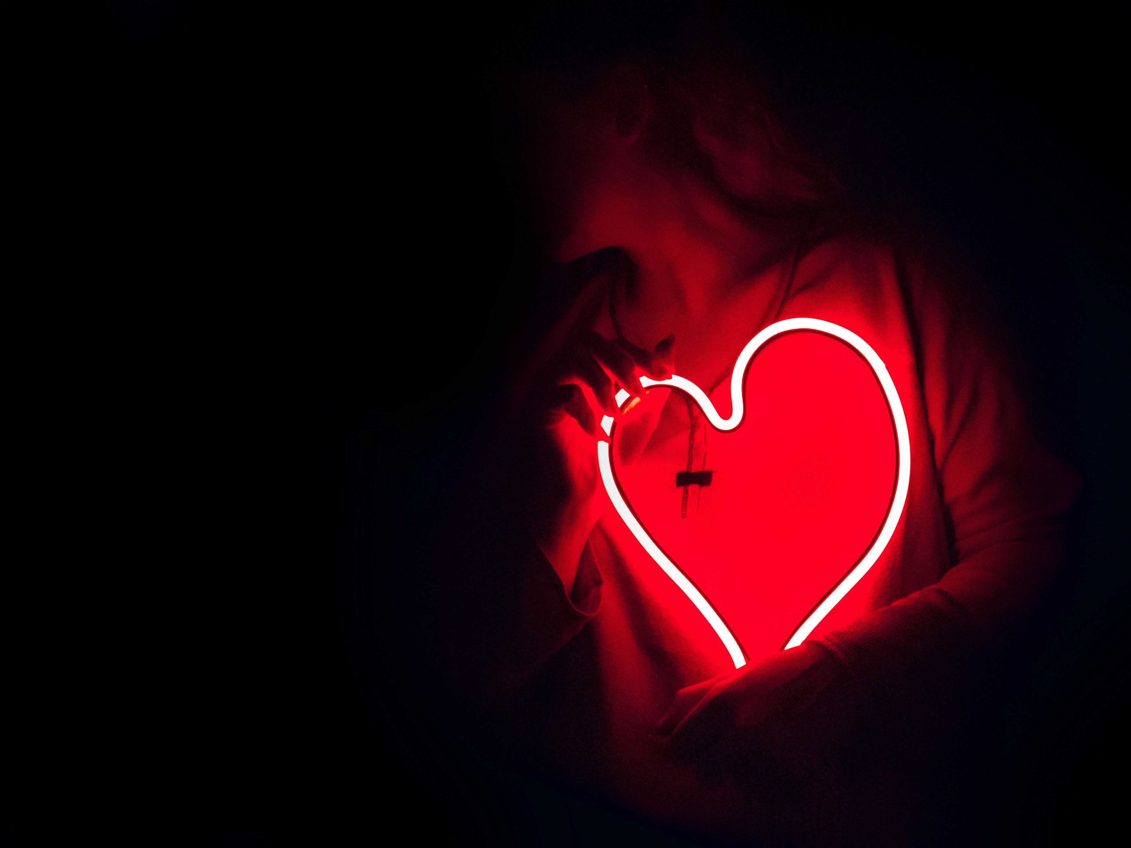 Neon-Herz, Rot, Dunkel, Hände, 2K, iPad-Hintergrundbild
