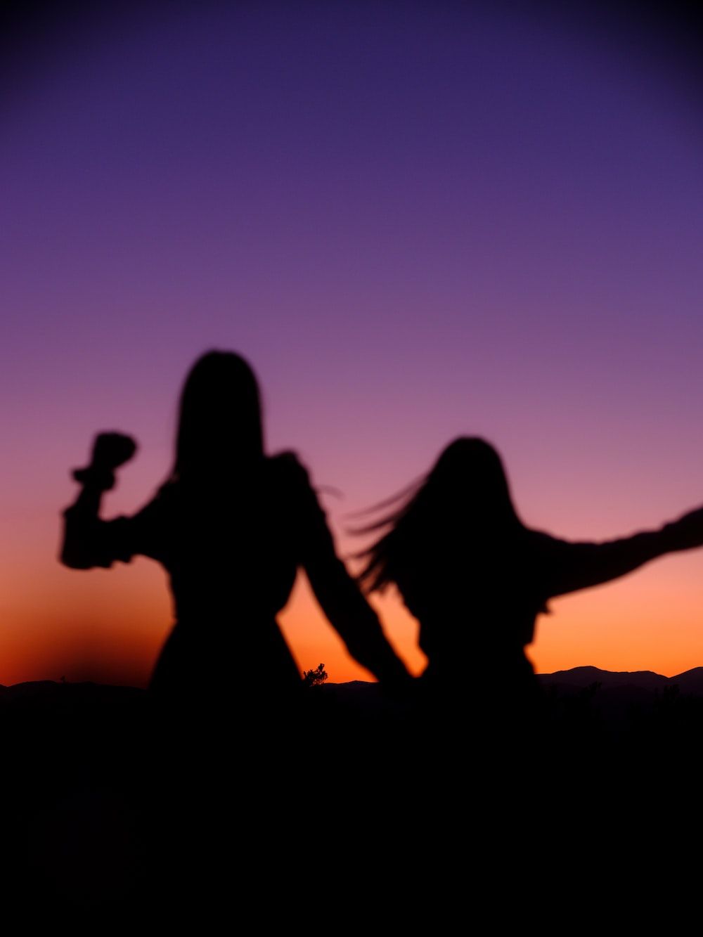 Freundinnen, Silhouetten, Sonnenuntergang, Lila, Orange, Hintergrundbild fürs Tablet