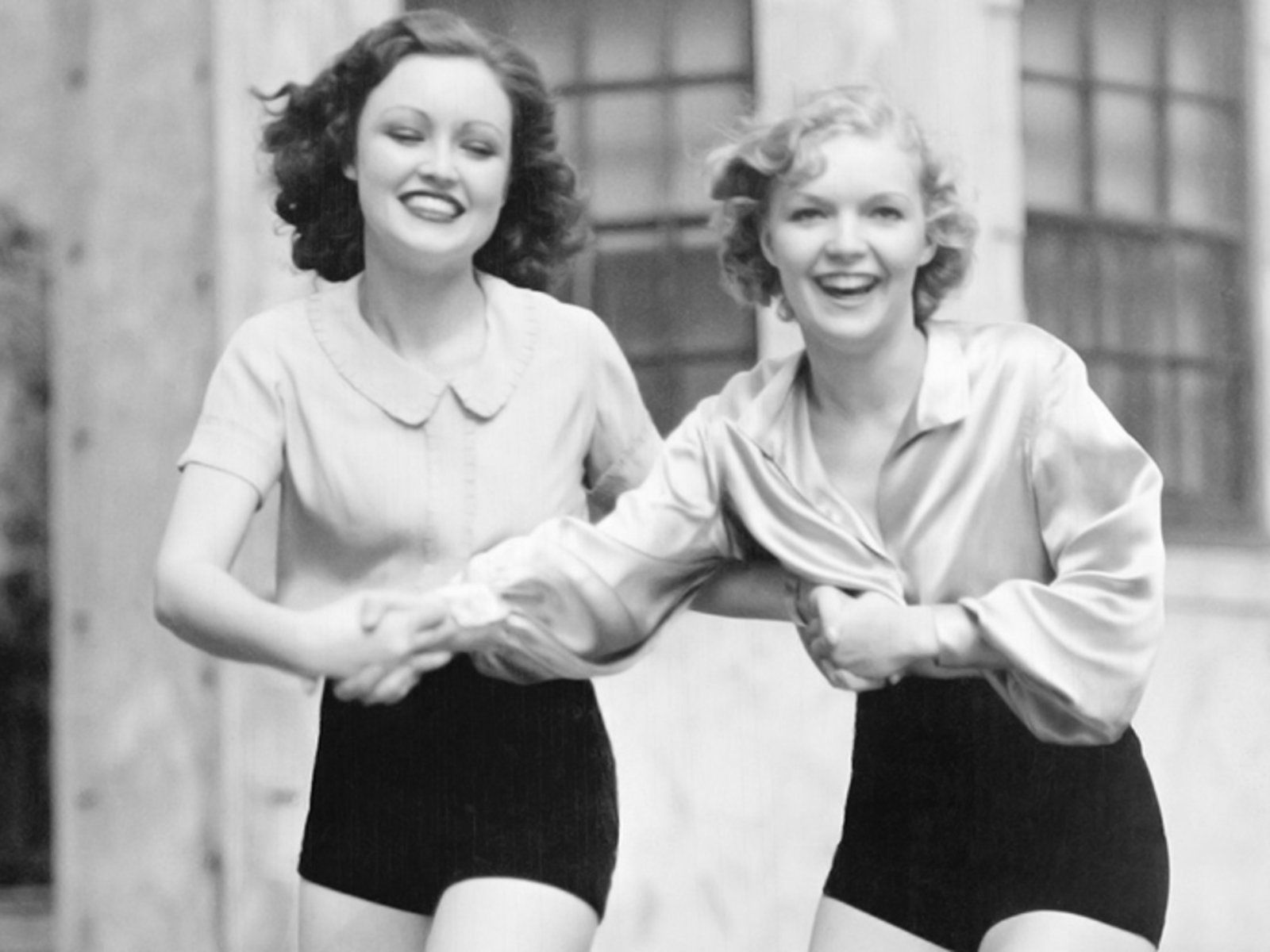 Frauen, Tanzen, Vintage, Schwarzweiß, Fröhlich, Händchen halten, Hintergrundbild fürs Tablet