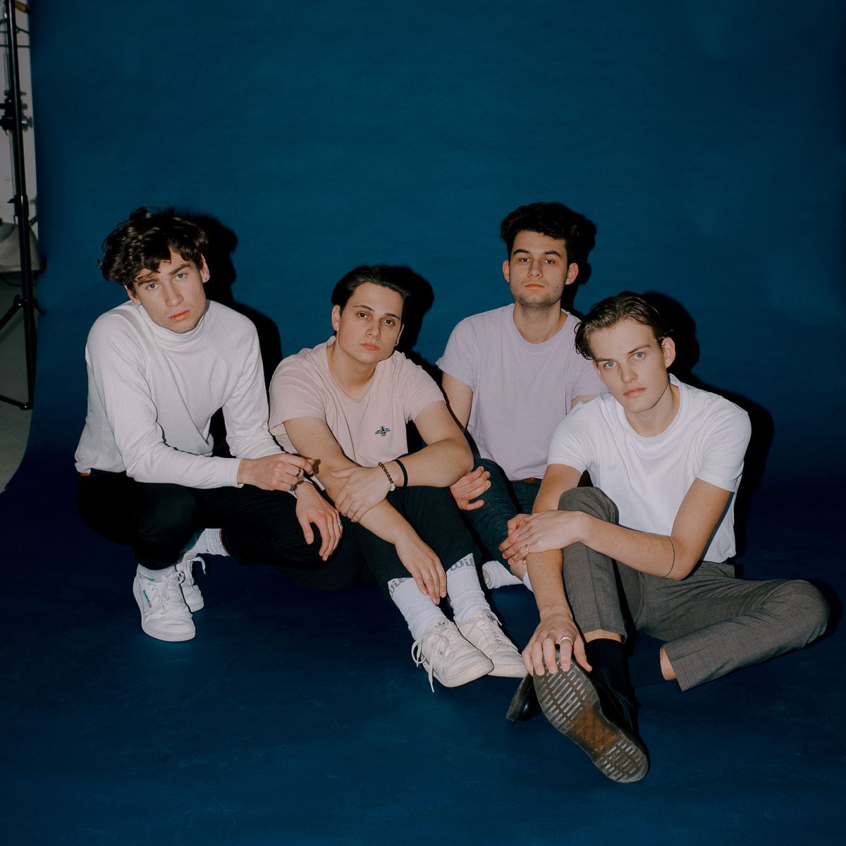 Junge Männer, Band, Gruppenfoto, Blauer Hintergrund, Studio, Wallpaper
