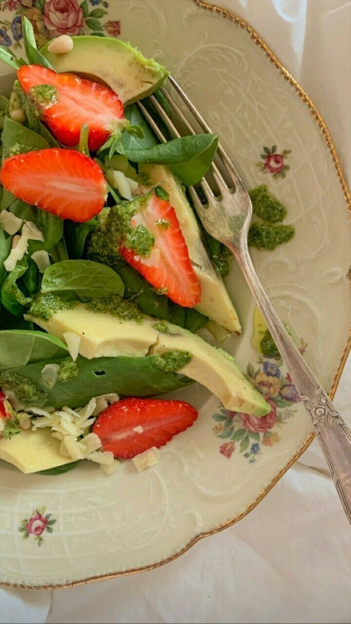 Erdbeersalat, Erdbeeren, Avocado, Vintage-Teller, Gabel, HD, iPhone-Hintergrundbild