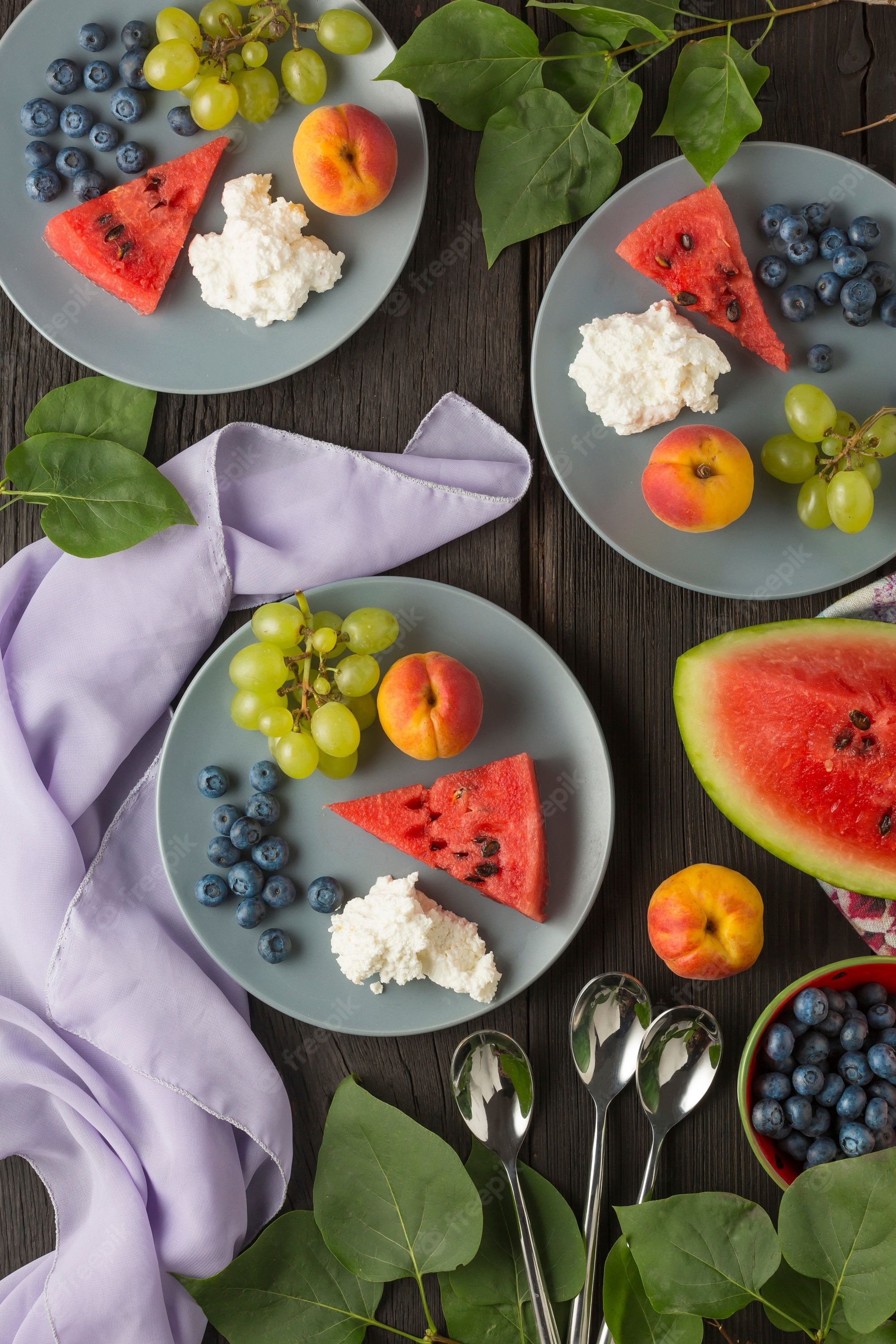 Wassermelone, Feta, Blaubeeren, Teller, Draufsicht, Hochformat, Hintergrundbild fürs Smartphone
