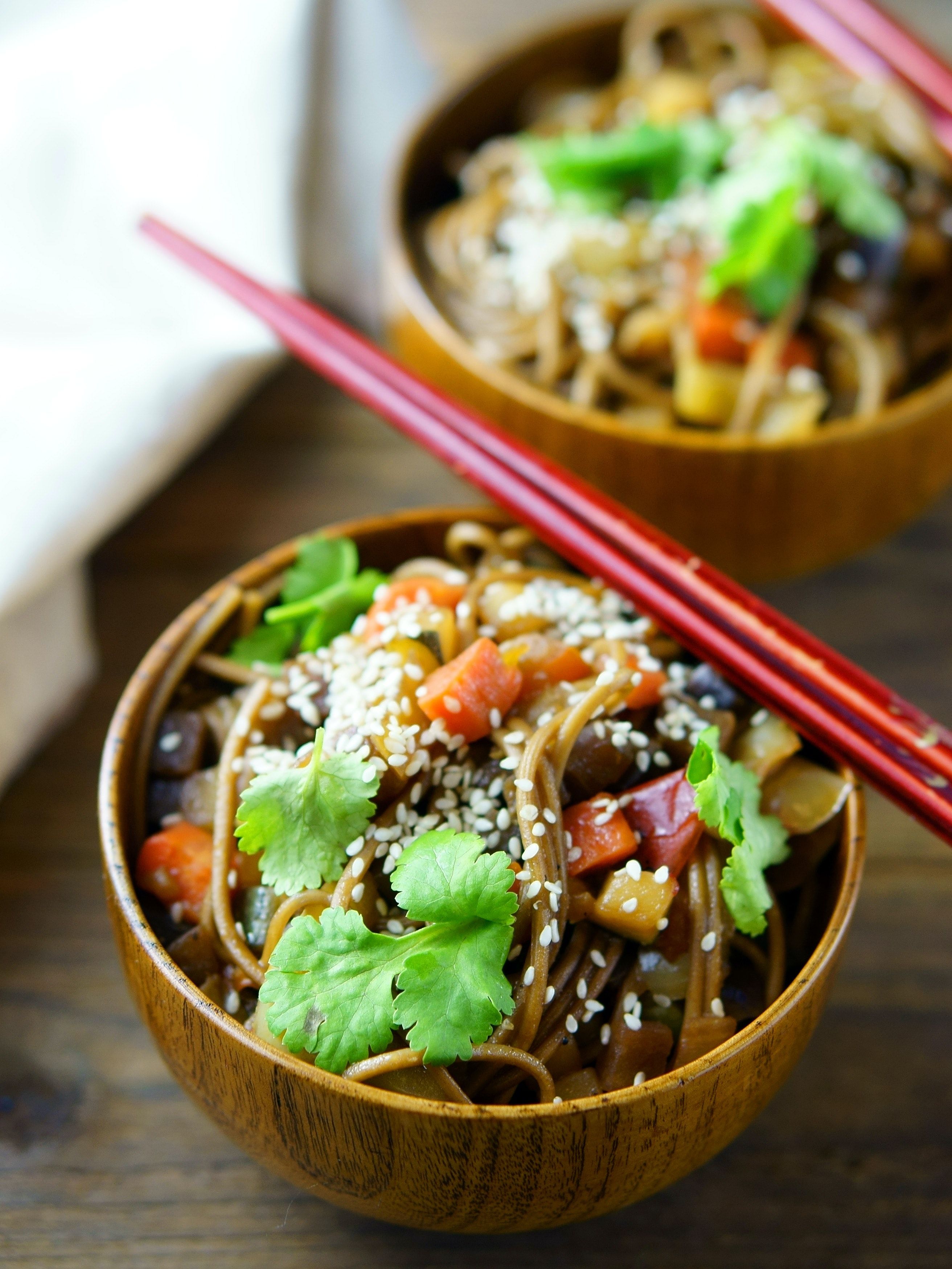 Asiatischer Salat, Nudeln, Stäbchen, Holzschalen, Asiatische Küche, QHD+, Tablet-Hintergrund