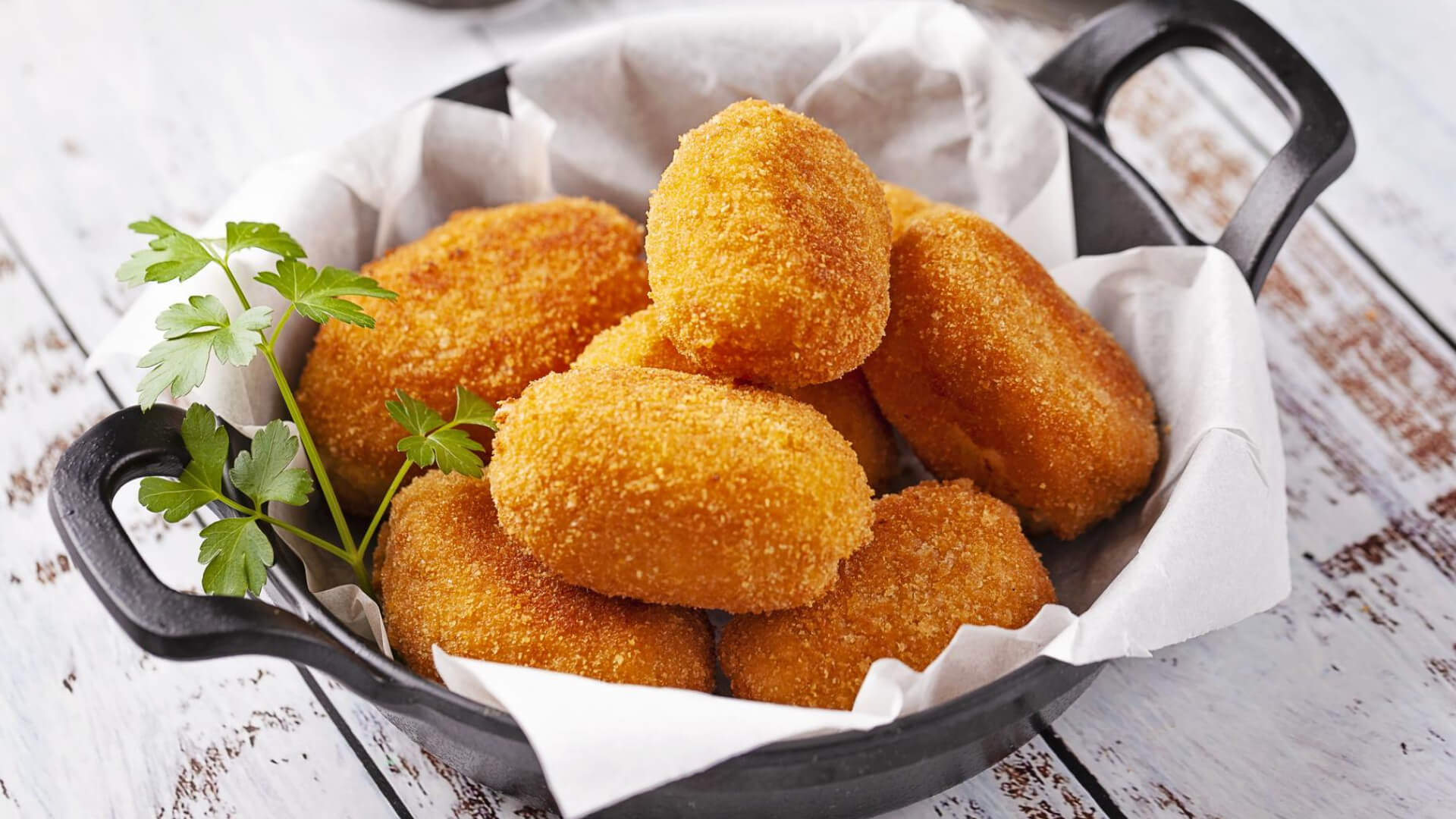 Kroketten, Paniert, Pfännchen, Petersilie, Backpapier, Goldbraun, Full-HD-Hintergrundbild für PC