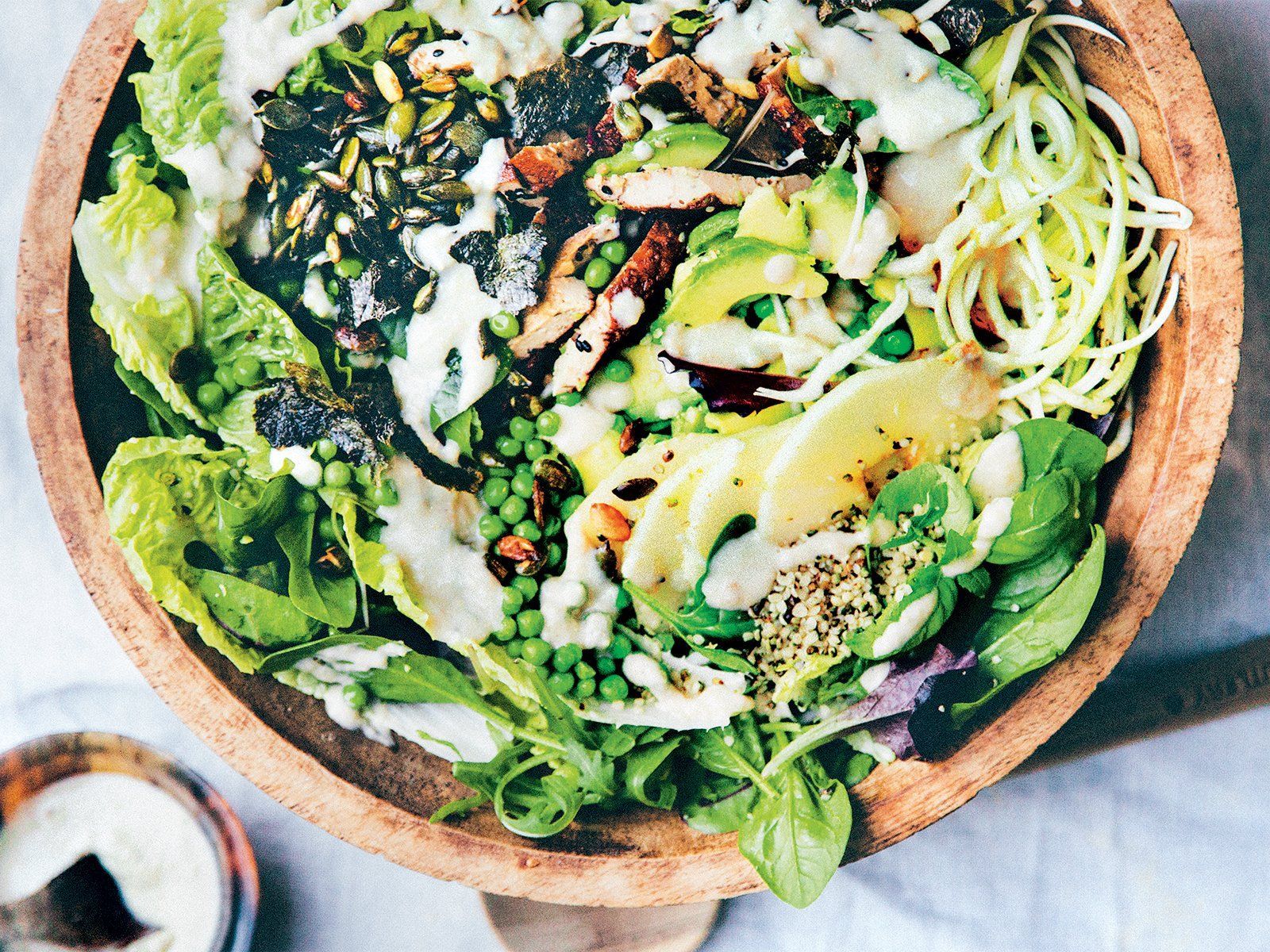 Grüner Salat, Avocado, Nori, Holzschüssel, Draufsicht, Hintergrundbild für iPad und Tablet