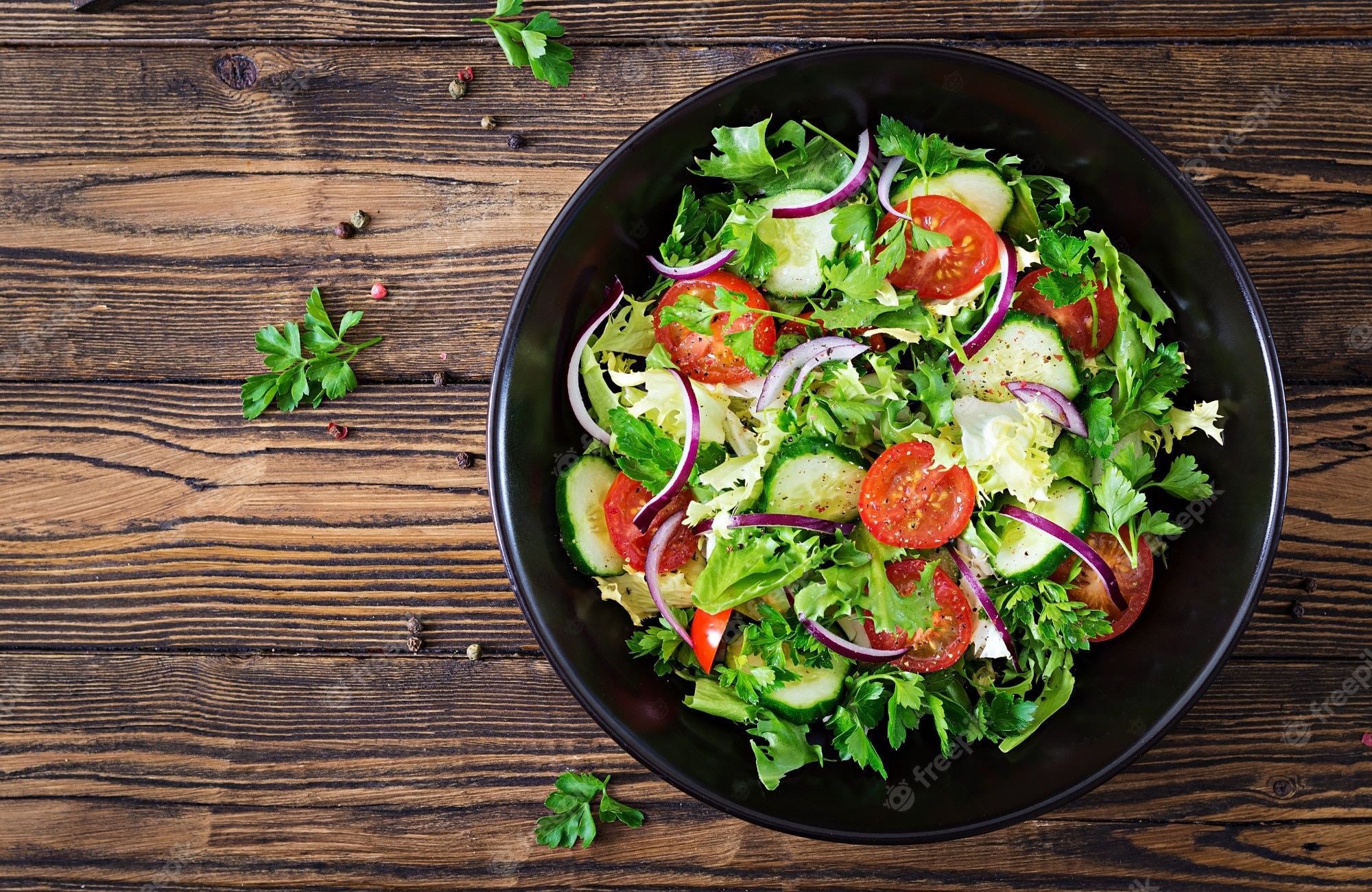 Gemischter Salat, Tomaten, Rote Zwiebeln, Holztisch, Schwarze Schüssel, Full HD, Windows-Hintergrundbild
