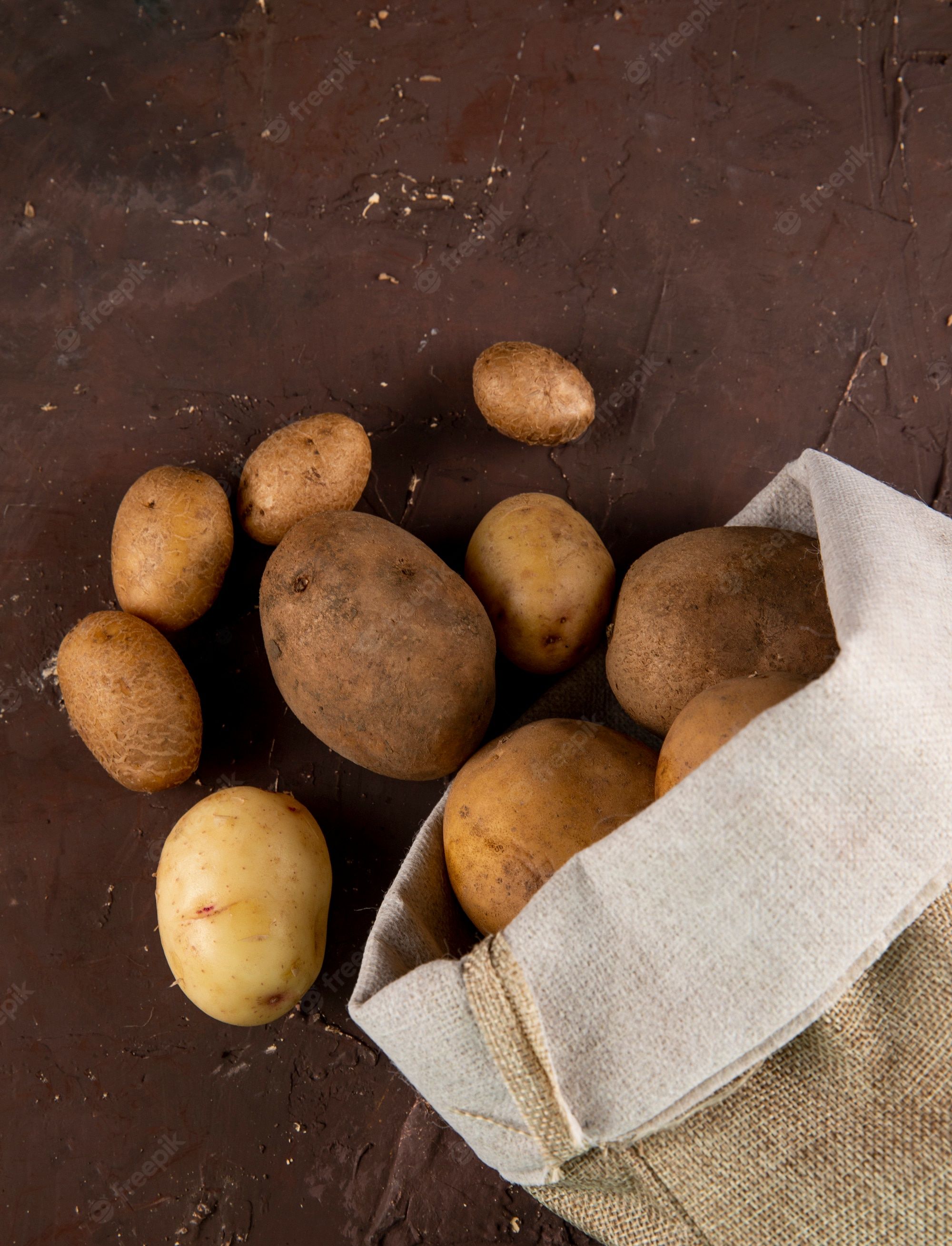 Kartoffeln, Jutesack, Dunkler Holztisch, Draufsicht, Rustikal, QHD+, iPad-Hintergrundbild