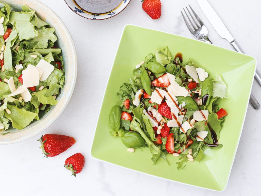 Erdbeersalat, Rucola, Parmesan, Weißer Tisch, Helle Küche, Hintergrundbild fürs iPad