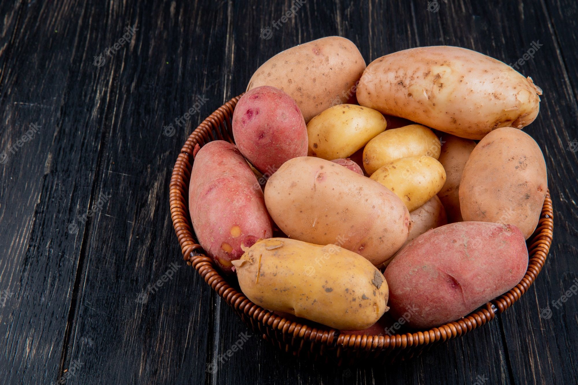 Rote Kartoffeln, Weidenkorb, Dunkles Holz, Ernte, Full HD, Desktop-Hintergrund für Windows
