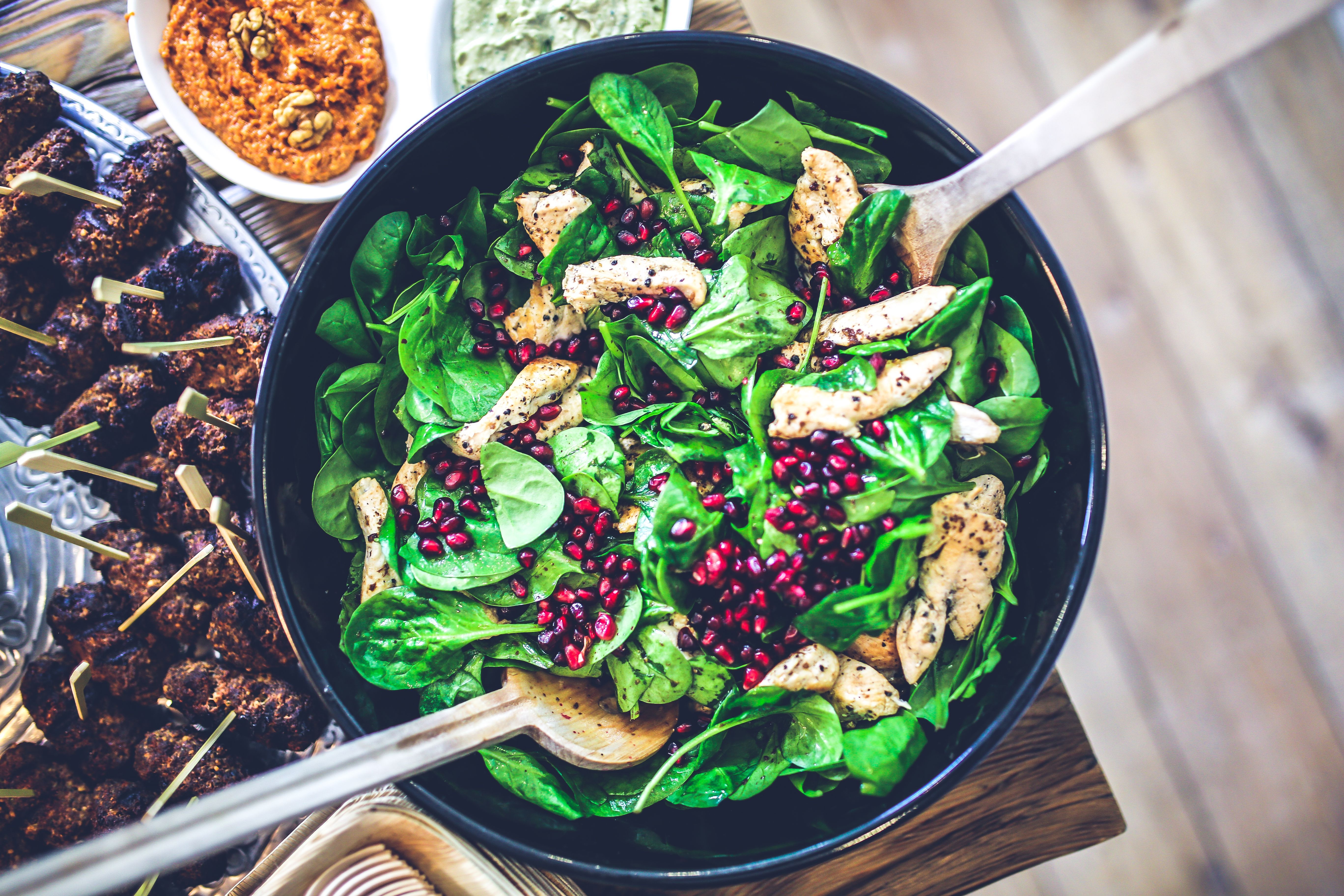 Spinatsalat, Hähnchen, Granatapfelkerne, Grillspieße, 5K, Hintergrundbild für den PC