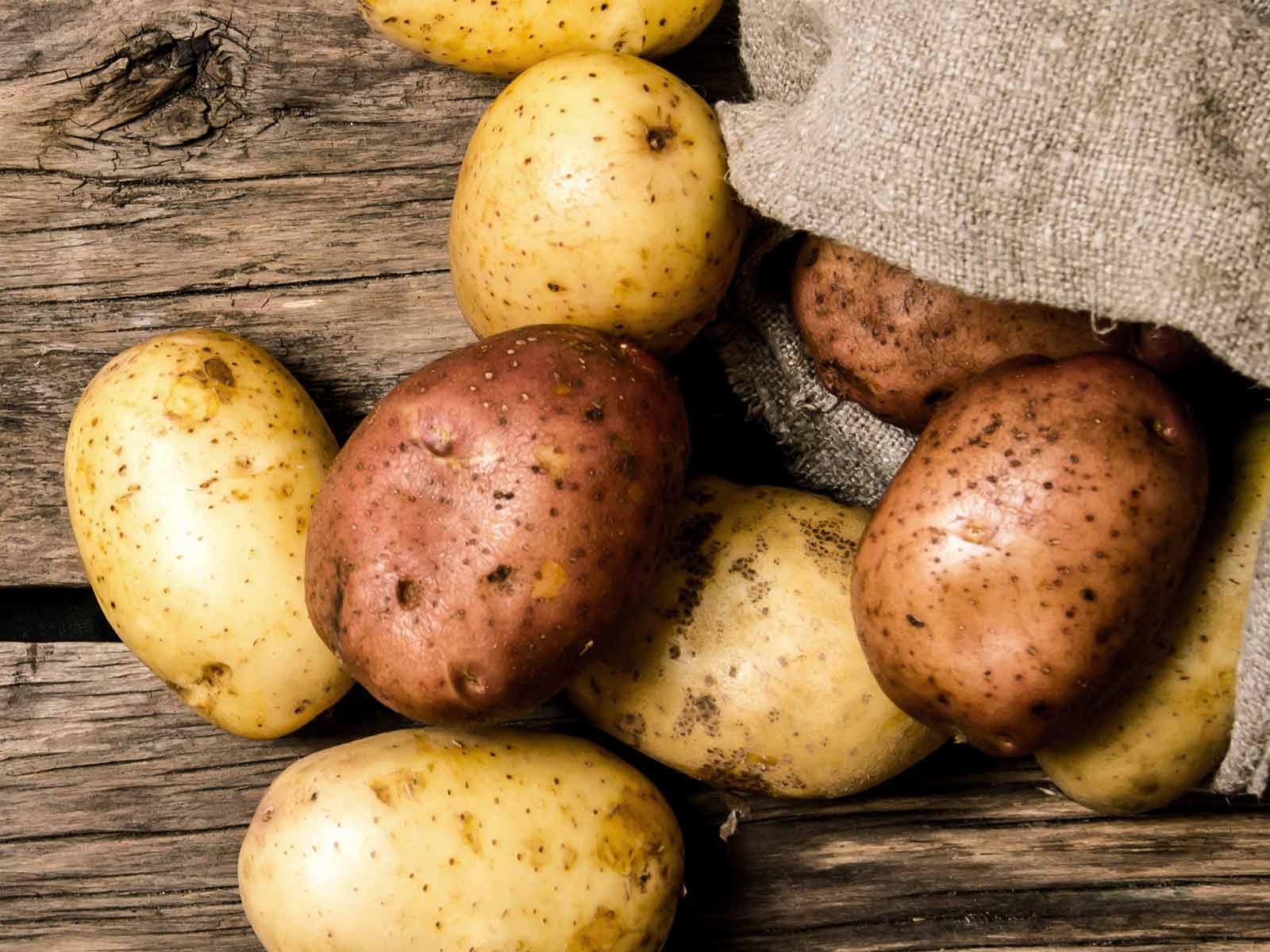 Kartoffeln, Rote Kartoffeln, Jutesack, Holztisch, Rustikal, HD, Tablet-Hintergrund