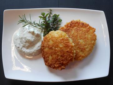Kartoffelpuffer, Kräuterquark, Rosmarin, Teller, Schwarzer Hintergrund, Wallpaper