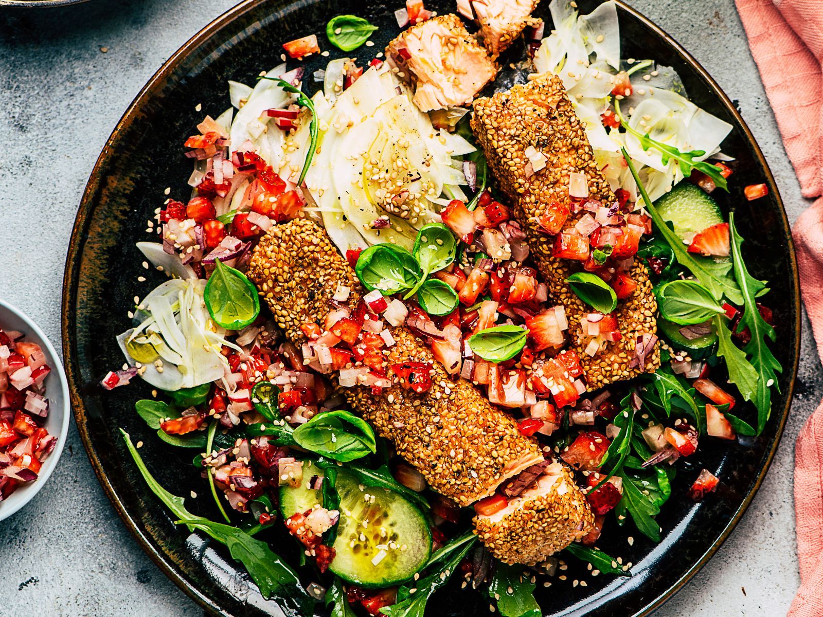 Lachs, Sesamkruste, Salat, Tomaten, Draufsicht, HD, iPad-Hintergrundbild