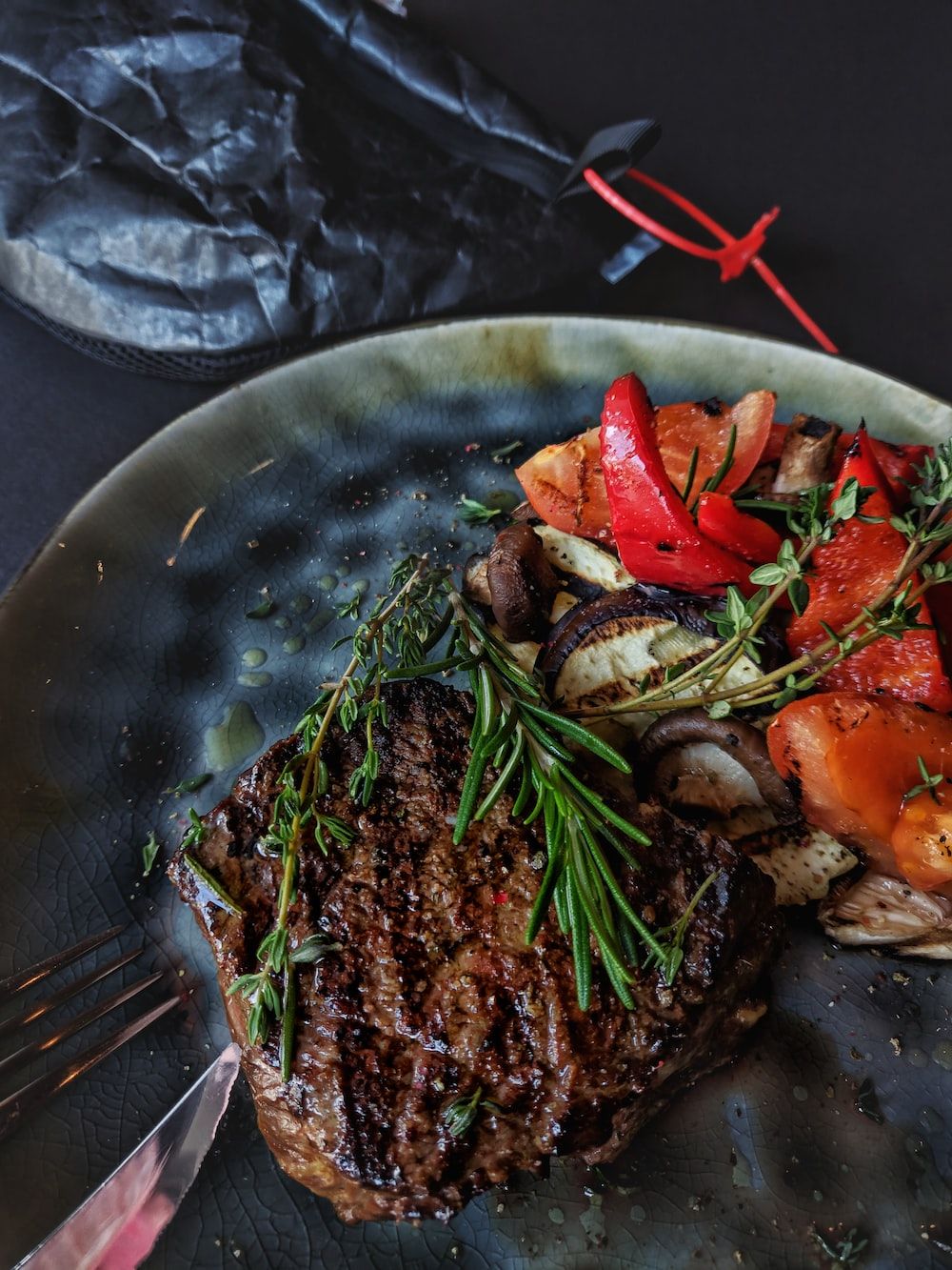 Steak, Gegrilltes Gemüse, Rosmarin, Teller, Dunkel, Hintergrundbild für iPad und Tablet