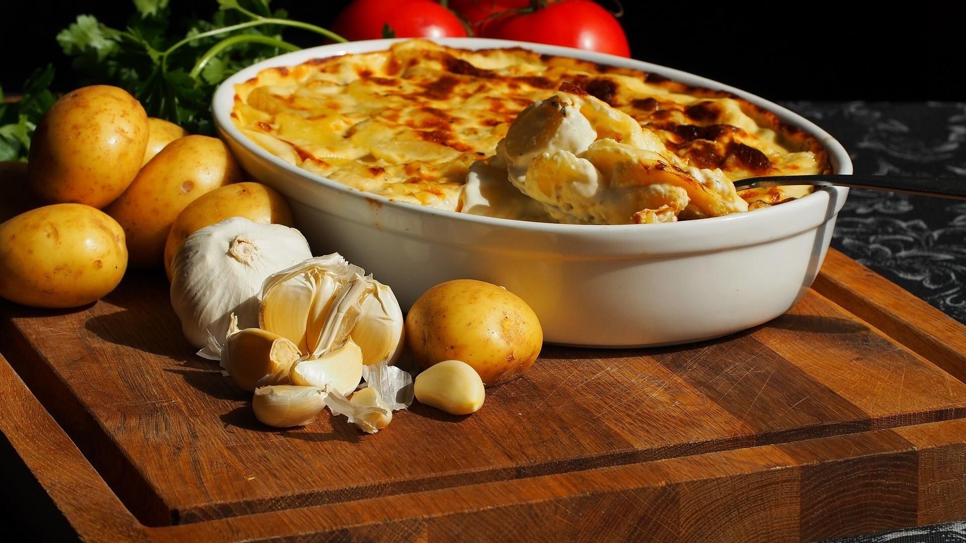 Kartoffelgratin, Auflaufform, Knoblauch, Schneidebrett, Ofengericht, 1920x1080, Desktop-Hintergrund