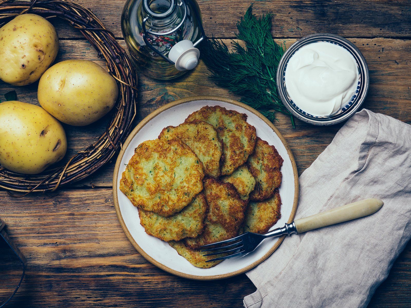 Kartoffelpuffer, Reibekuchen, Saure Sahne, Dill, Holztisch, HD, iPad-Hintergrundbild