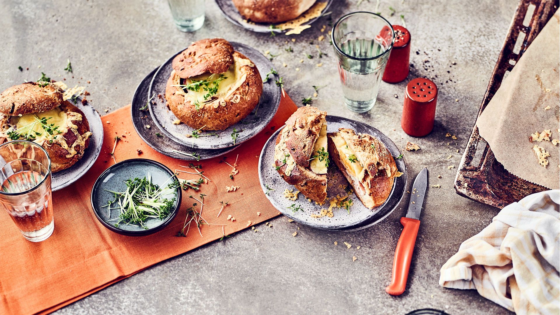 Gefüllte Brotlaibe, Suppe im Brot, Tischgedeck, Draufsicht, Essen, 1920x1080, PC-Hintergrundbild